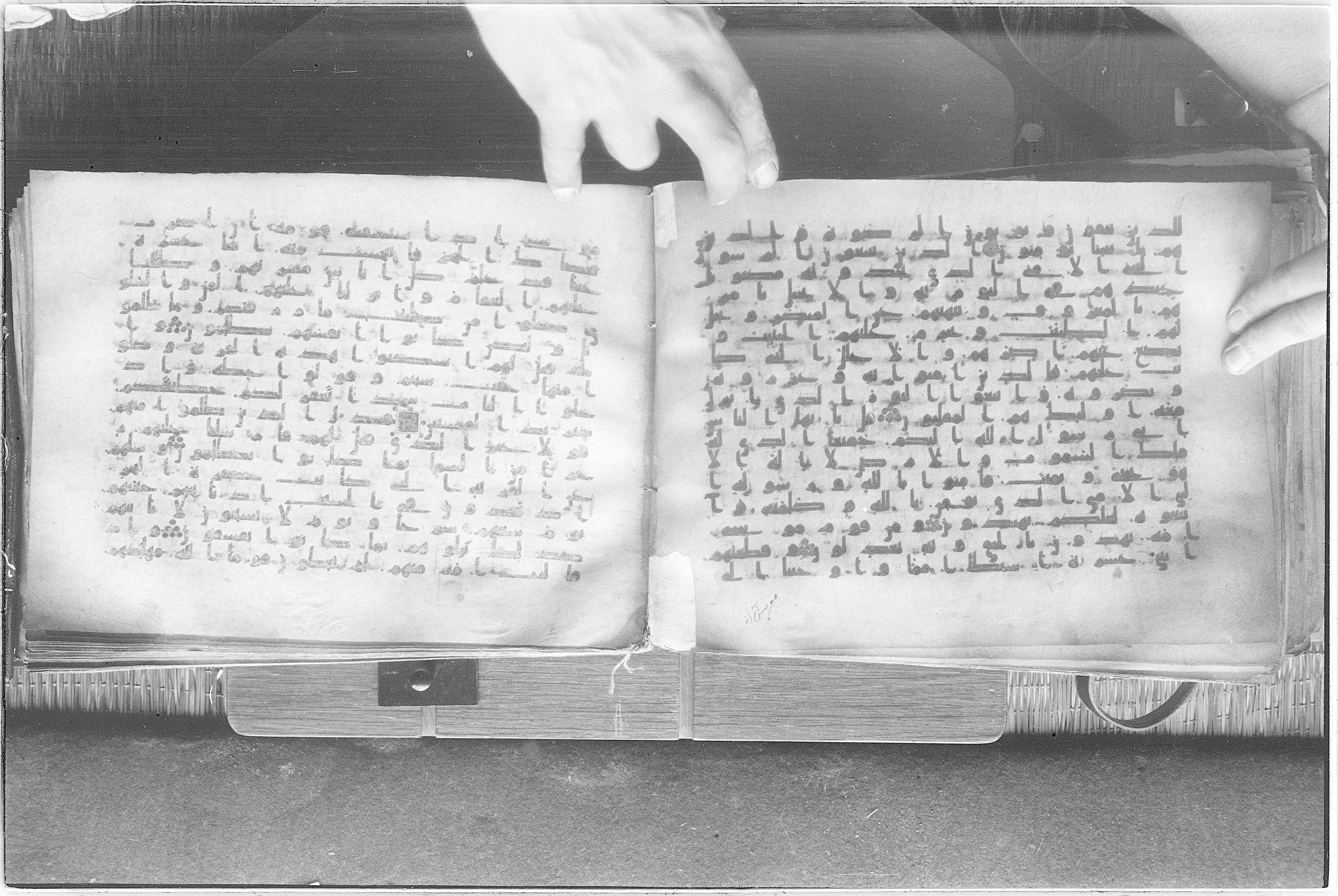 Meknes, Private library of Sherif ʿAbdarraḥmān b. Zīdān, no call number (Scan 2), in kūfī (type C.I) script, showing Surah 7:157 from 8th Century AD found in Meknes, Morocco, currently housed at Private library of Sherif ʿAbdarraḥmān b. Zīdān, Meknes (with fragments in Rabat, Kuwait, and private collections)