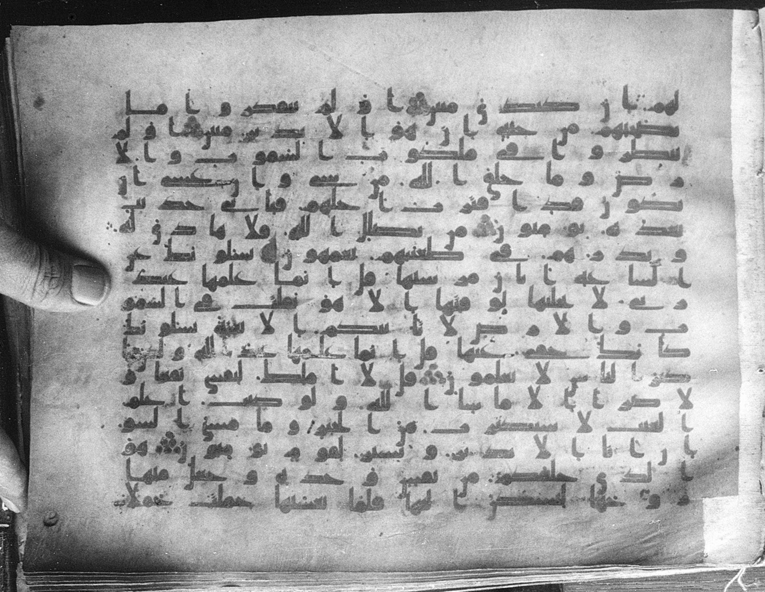Meknes, Private library of Sherif ʿAbdarraḥmān b. Zīdān, no call number, in kūfī (type C.I) script, showing Surah 7:187 from 8th Century AD found in Meknes, Morocco, currently housed at Private library of Sherif ʿAbdarraḥmān b. Zīdān, Meknes (with fragments in Rabat, Kuwait, and private collections)