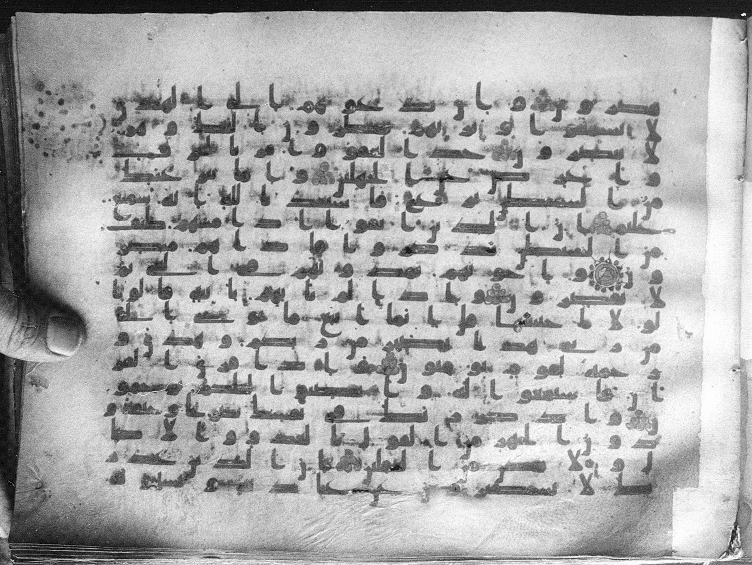 Meknes, Private library of Sherif ʿAbdarraḥmān b. Zīdān, no call number, in kūfī (type C.I) script, showing Surah 7:201 from 8th Century AD found in Meknes, Morocco, currently housed at Private library of Sherif ʿAbdarraḥmān b. Zīdān, Meknes (with fragments in Rabat, Kuwait, and private collections)