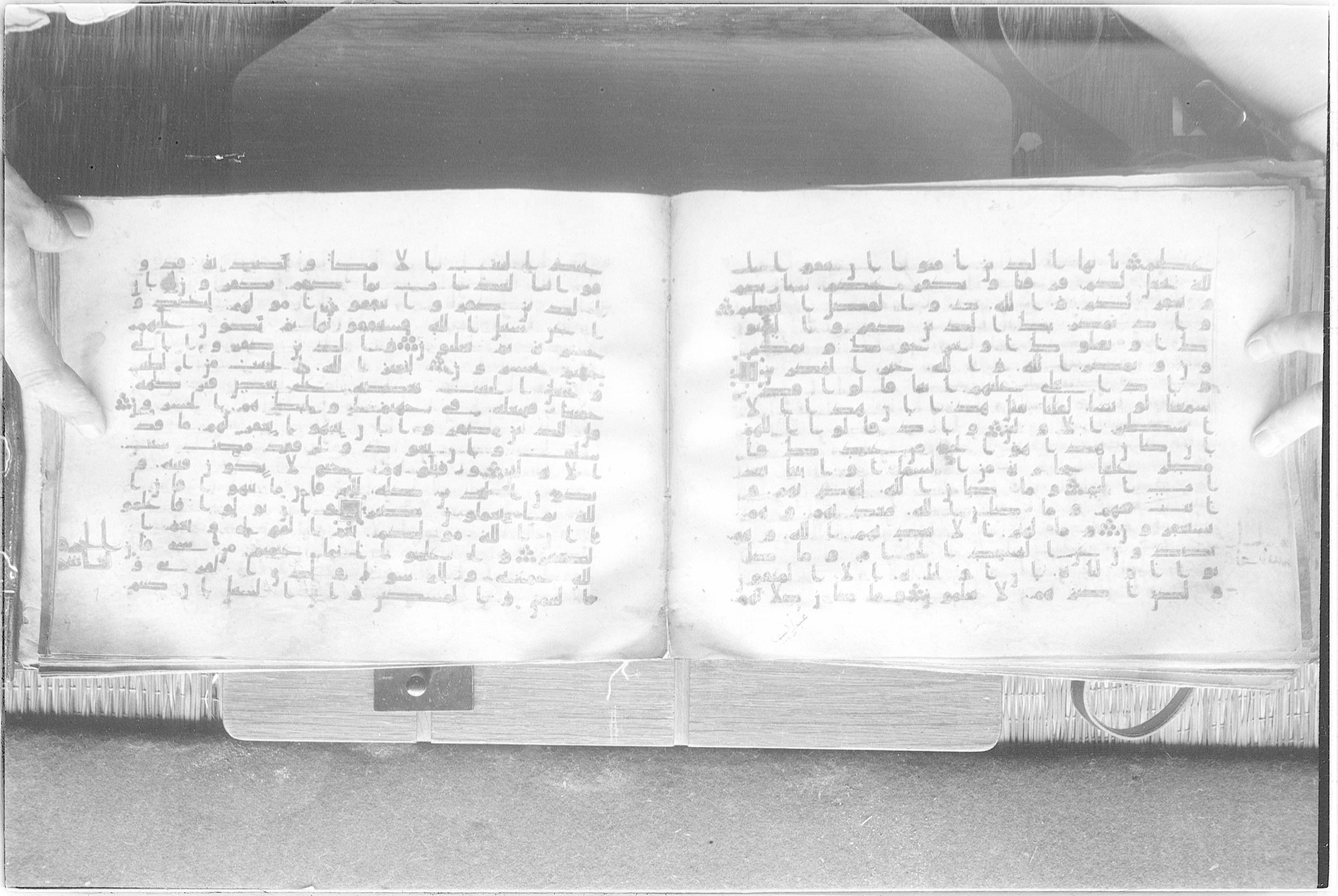Meknes, Private library of Sherif ʿAbdarraḥmān b. Zīdān, no call number (Scan 2), in kūfī (type C.I) script, showing Surah 8:32 from 8th Century AD found in Meknes, Morocco, currently housed at Private library of Sherif ʿAbdarraḥmān b. Zīdān, Meknes (with fragments in Rabat, Kuwait, and private collections)