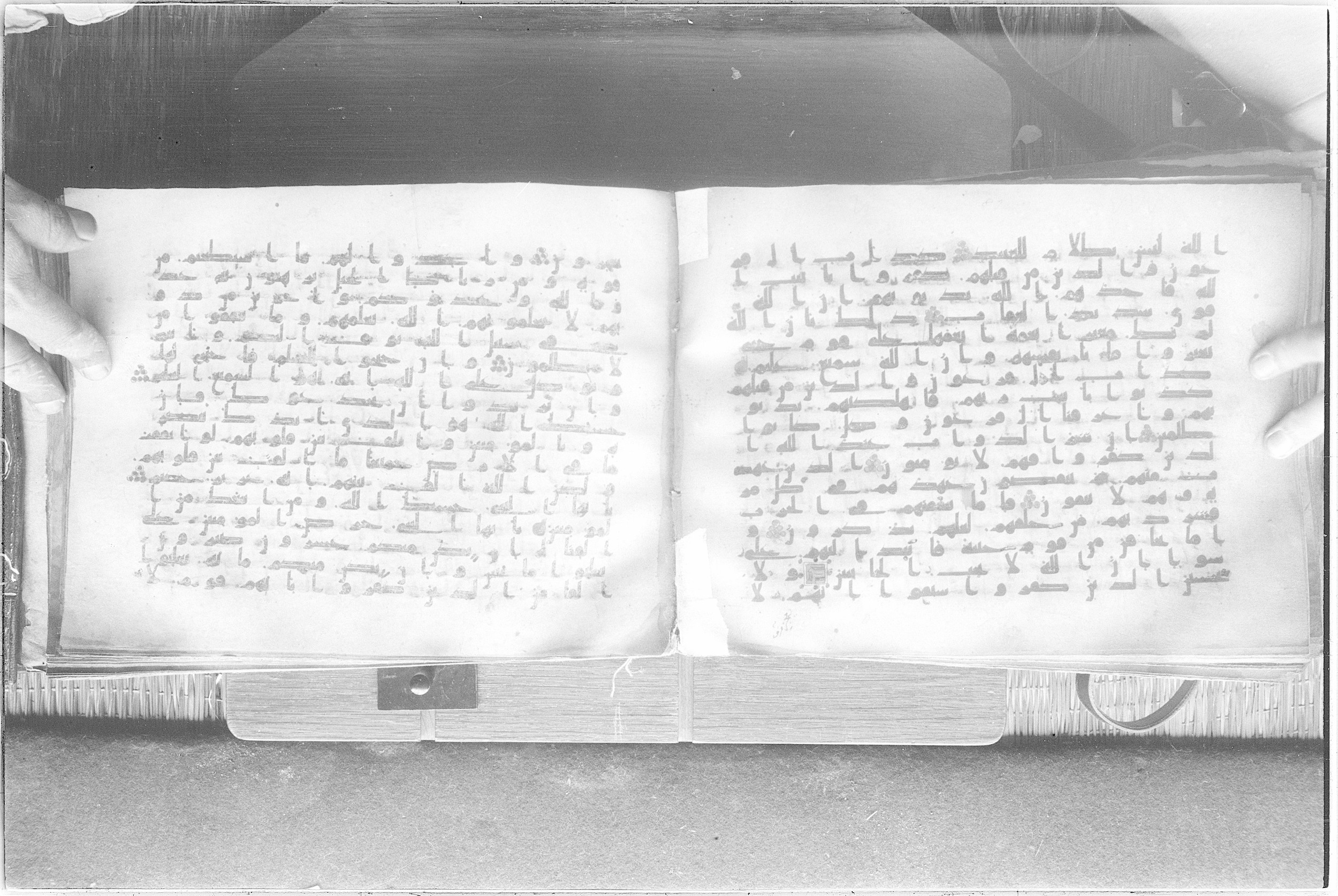 Meknes, Private library of Sherif ʿAbdarraḥmān b. Zīdān, no call number (Scan 2), in kūfī (type C.I) script, showing Surah 8:52 from 8th Century AD found in Meknes, Morocco, currently housed at Private library of Sherif ʿAbdarraḥmān b. Zīdān, Meknes (with fragments in Rabat, Kuwait, and private collections)