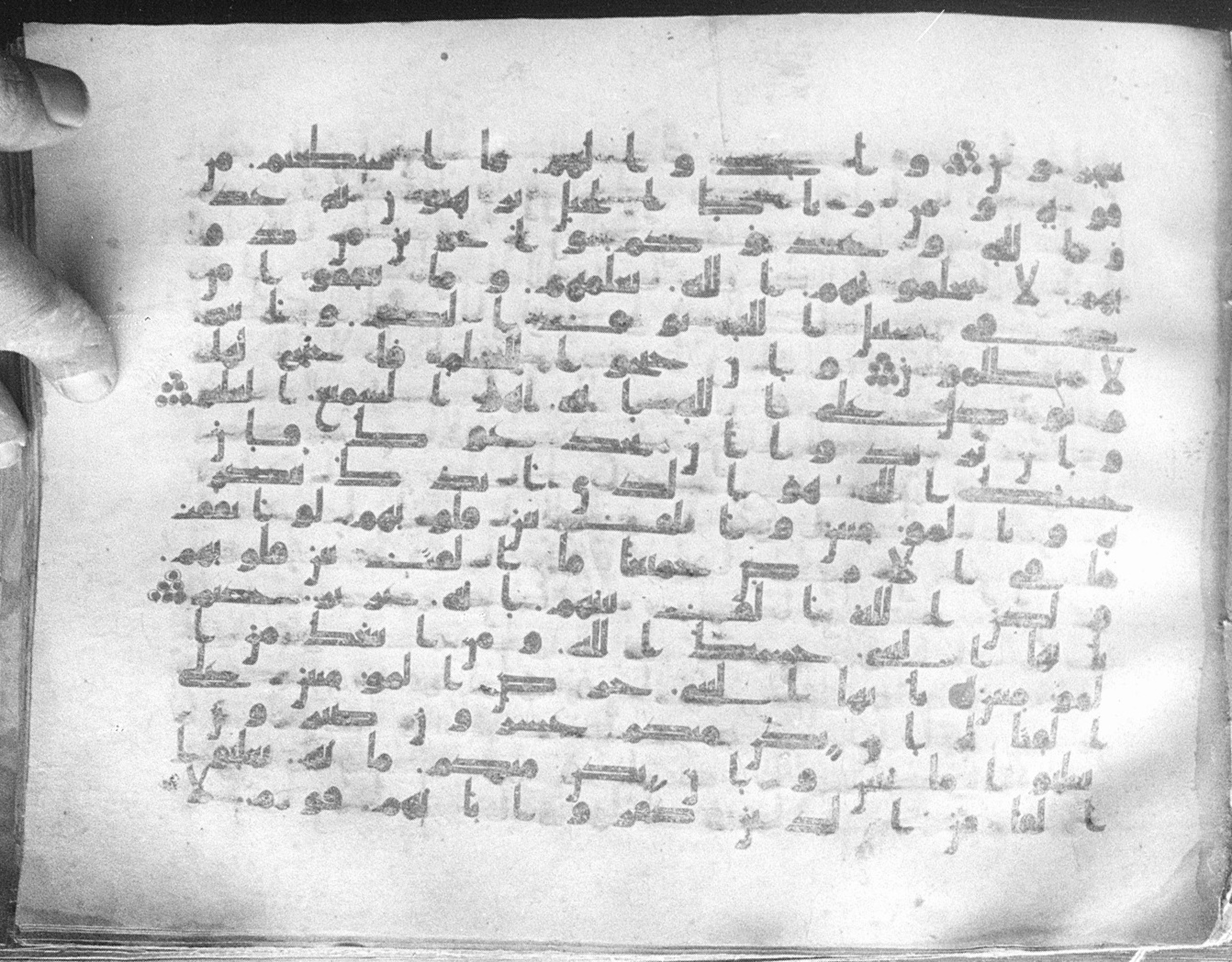 Meknes, Private library of Sherif ʿAbdarraḥmān b. Zīdān, no call number, in kūfī (type C.I) script, showing Surah 8:64 from 8th Century AD found in Meknes, Morocco, currently housed at Private library of Sherif ʿAbdarraḥmān b. Zīdān, Meknes (with fragments in Rabat, Kuwait, and private collections)