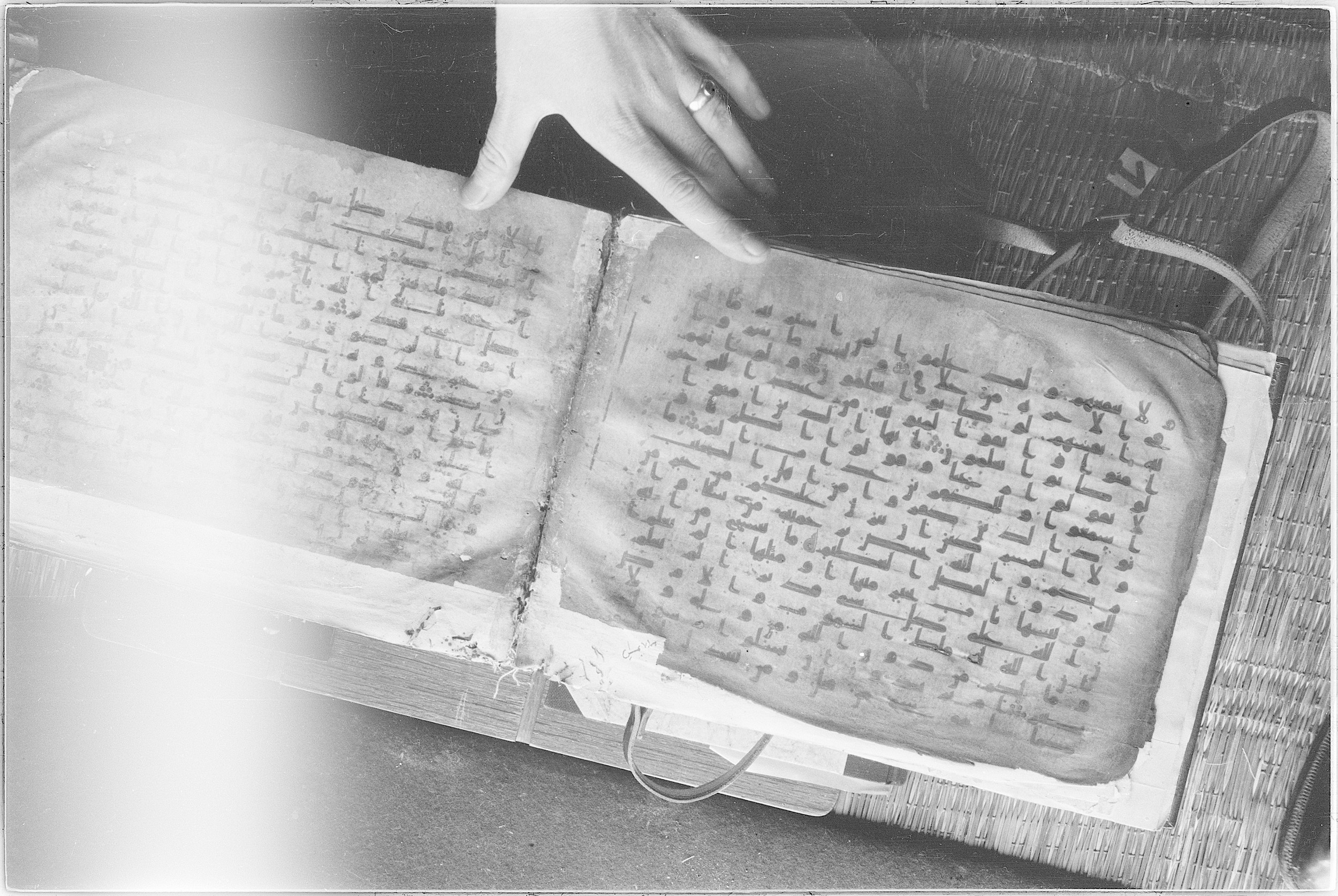 Meknes, Private library of Sherif ʿAbdarraḥmān b. Zīdān, no call number (Scan 4), in kūfī (type C.I) script, showing Surah 2:104 from 8th Century AD found in Meknes, Morocco, currently housed at Private library of Sherif ʿAbdarraḥmān b. Zīdān, Meknes (with fragments in Rabat, Kuwait, and private collections)
