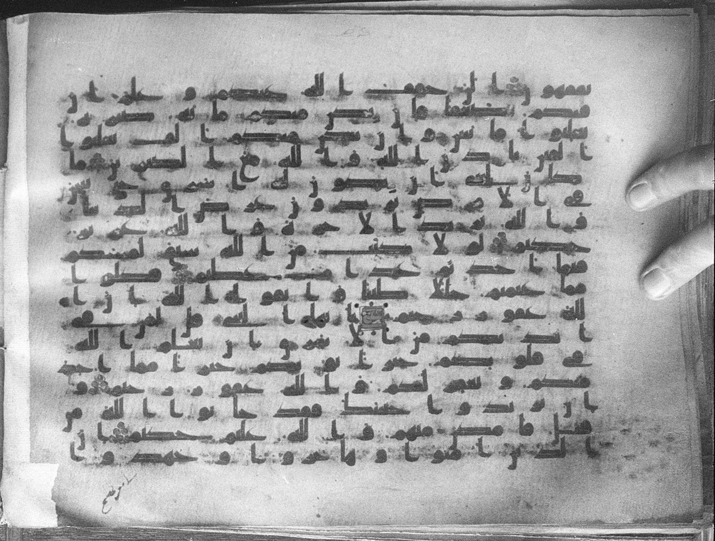 Meknes, Private library of Sherif ʿAbdarraḥmān b. Zīdān, no call number (Scan 1), in kūfī (type C.I) script, showing Surah 8:71 from 8th Century AD found in Meknes, Morocco, currently housed at Private library of Sherif ʿAbdarraḥmān b. Zīdān, Meknes (with fragments in Rabat, Kuwait, and private collections)