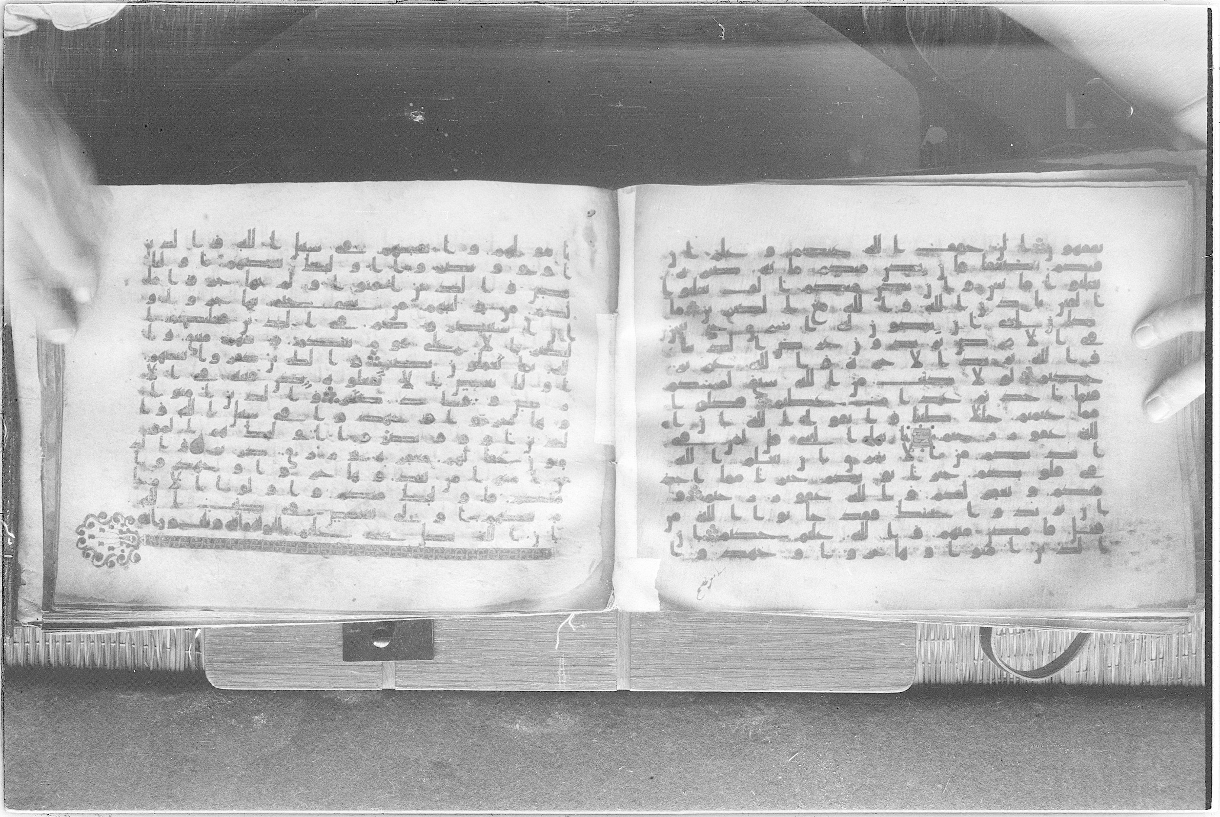 Meknes, Private library of Sherif ʿAbdarraḥmān b. Zīdān, no call number (Scan 2), in kūfī (type C.I) script, showing Surah 8:71 from 8th Century AD found in Meknes, Morocco, currently housed at Private library of Sherif ʿAbdarraḥmān b. Zīdān, Meknes (with fragments in Rabat, Kuwait, and private collections)