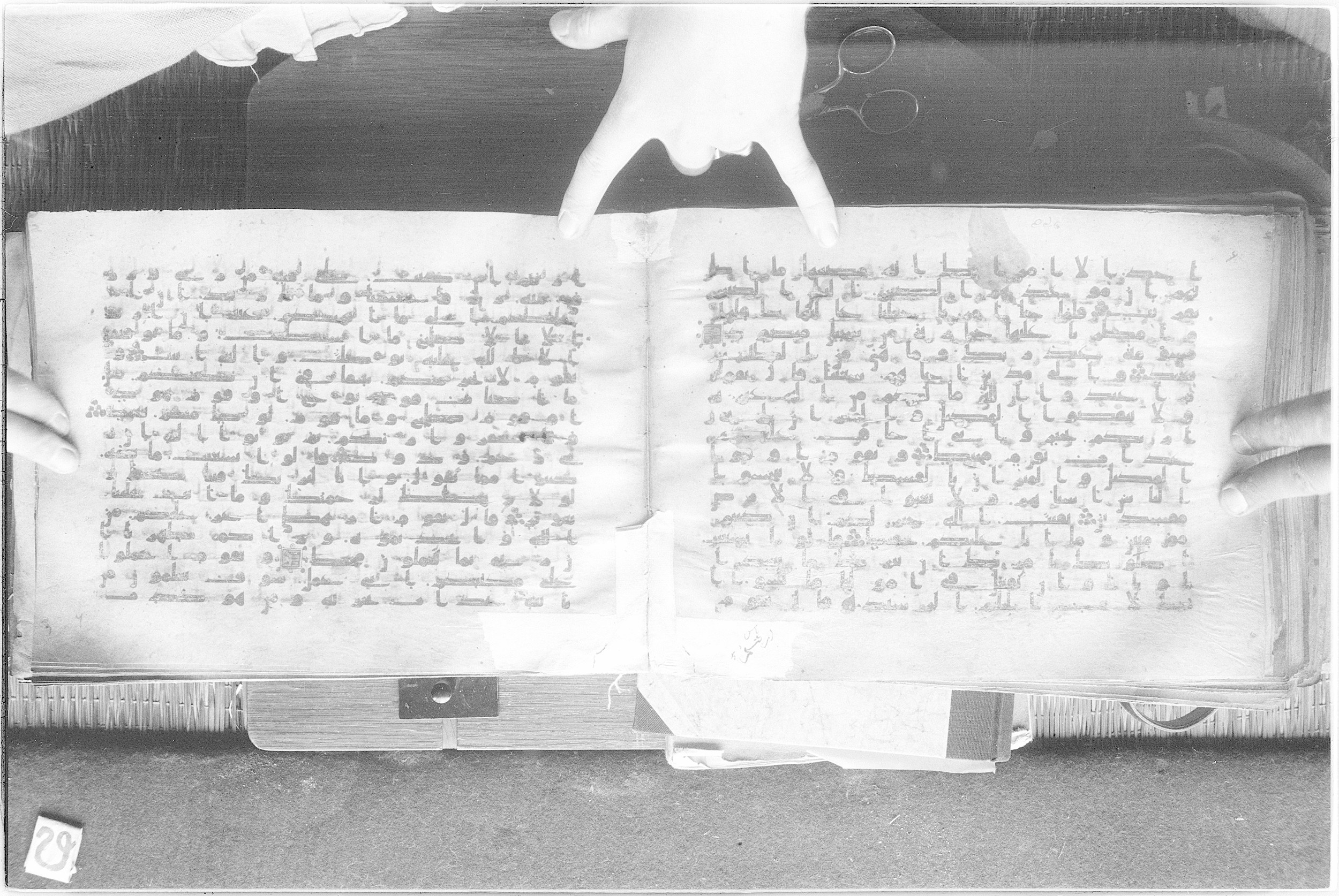 Meknes, Private library of Sherif ʿAbdarraḥmān b. Zīdān, no call number (Scan 2), in kūfī (type C.I) script, showing Surah 11:82 from 8th Century AD found in Meknes, Morocco, currently housed at Private library of Sherif ʿAbdarraḥmān b. Zīdān, Meknes (with fragments in Rabat, Kuwait, and private collections)