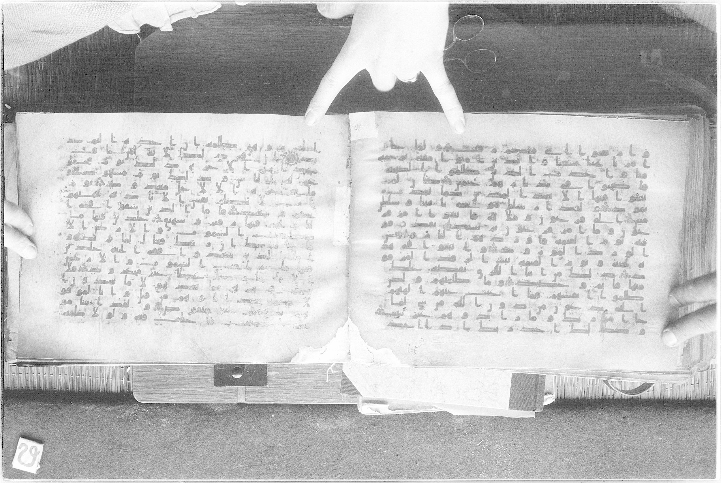 Meknes, Private library of Sherif ʿAbdarraḥmān b. Zīdān, no call number (Scan 2), in kūfī (type C.I) script, showing Surah 11:98 from 8th Century AD found in Meknes, Morocco, currently housed at Private library of Sherif ʿAbdarraḥmān b. Zīdān, Meknes (with fragments in Rabat, Kuwait, and private collections)
