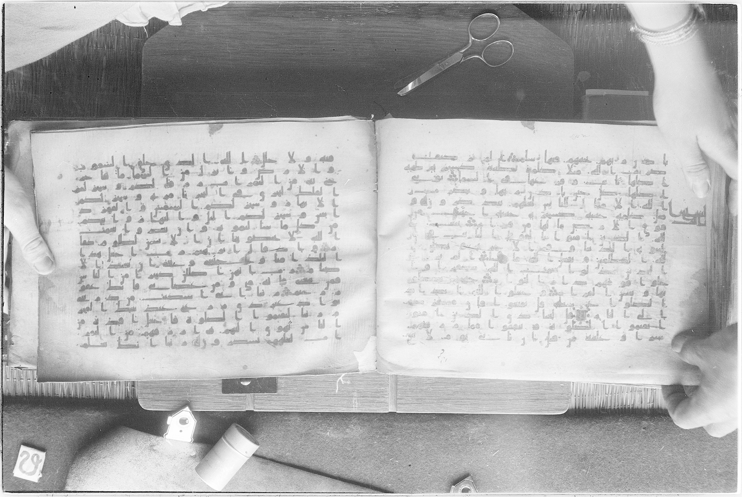 Meknes, Private library of Sherif ʿAbdarraḥmān b. Zīdān, no call number (Scan 2), in kūfī (type C.I) script, showing Surah 14:28 from 8th Century AD found in Meknes, Morocco, currently housed at Private library of Sherif ʿAbdarraḥmān b. Zīdān, Meknes (with fragments in Rabat, Kuwait, and private collections)