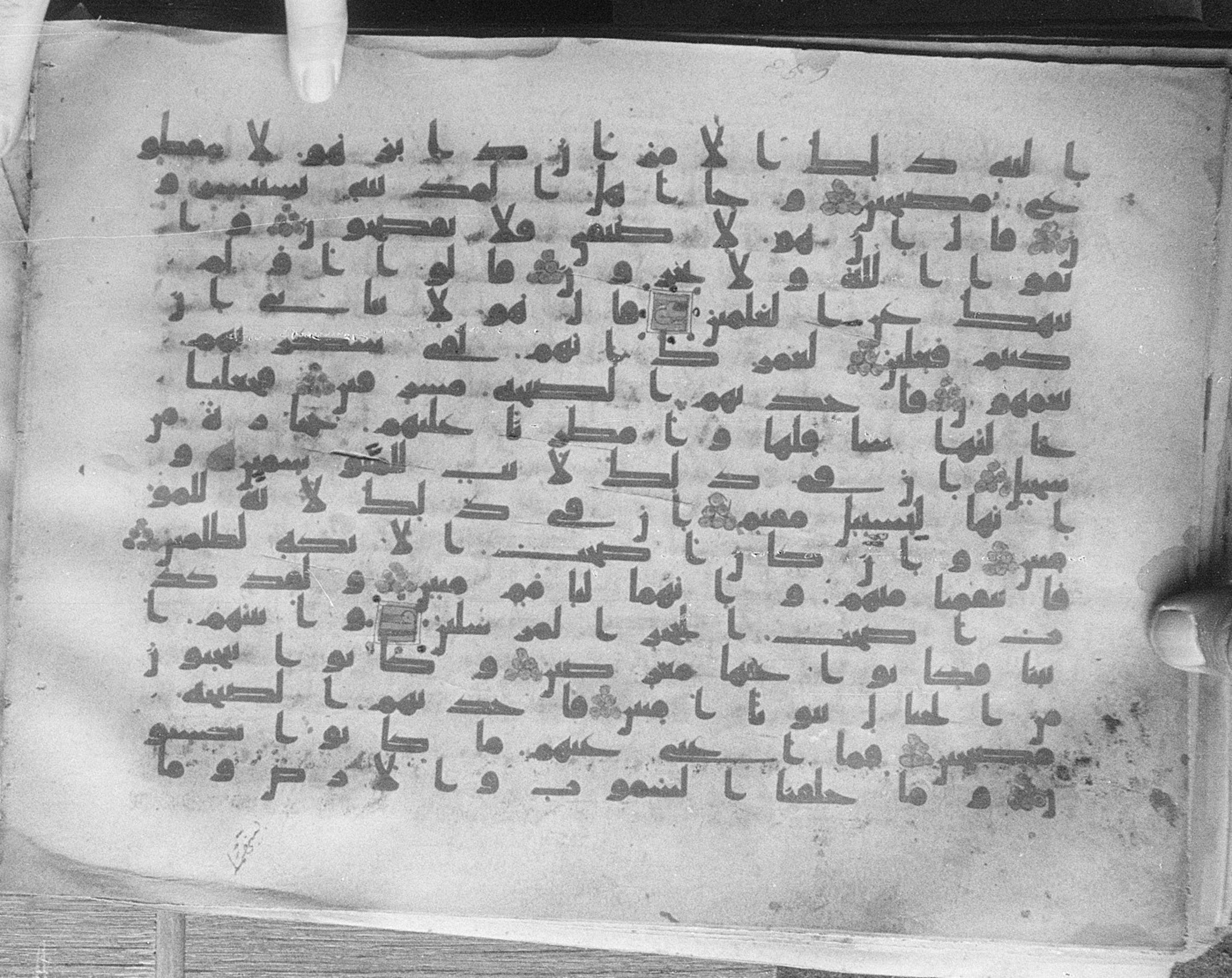 Meknes, Private library of Sherif ʿAbdarraḥmān b. Zīdān, no call number (Scan 1), in kūfī (type C.I) script, showing Surah 15:71 from 8th Century AD found in Meknes, Morocco, currently housed at Private library of Sherif ʿAbdarraḥmān b. Zīdān, Meknes (with fragments in Rabat, Kuwait, and private collections)