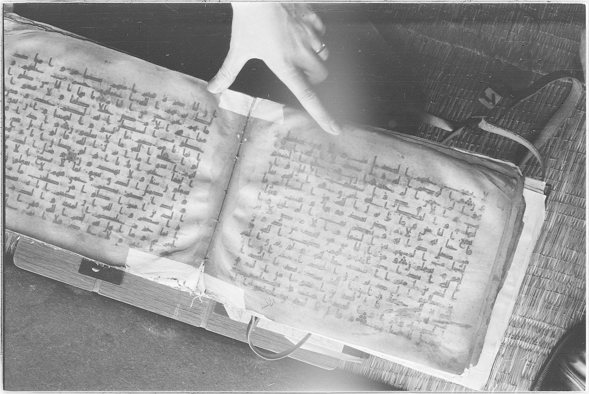 Meknes, Private library of Sherif ʿAbdarraḥmān b. Zīdān, no call number (Scan 4), in kūfī (type C.I) script, showing Surah 2:162 from 8th Century AD found in Meknes, Morocco, currently housed at Private library of Sherif ʿAbdarraḥmān b. Zīdān, Meknes (with fragments in Rabat, Kuwait, and private collections)