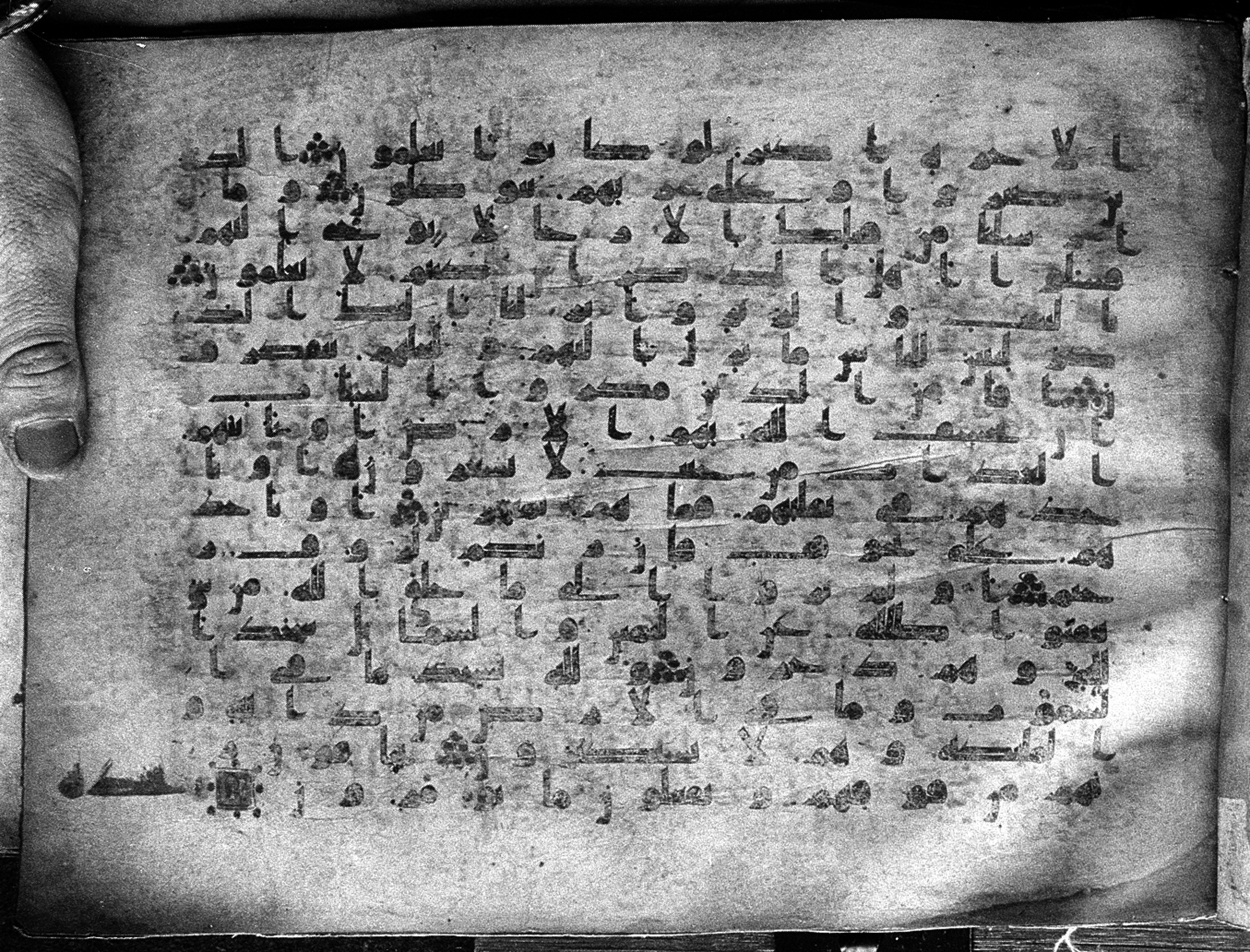 Meknes, Private library of Sherif ʿAbdarraḥmān b. Zīdān, no call number (Scan 2), in kūfī (type C.I) script, showing Surah 16:46 from 8th Century AD found in Meknes, Morocco, currently housed at Private library of Sherif ʿAbdarraḥmān b. Zīdān, Meknes (with fragments in Rabat, Kuwait, and private collections)