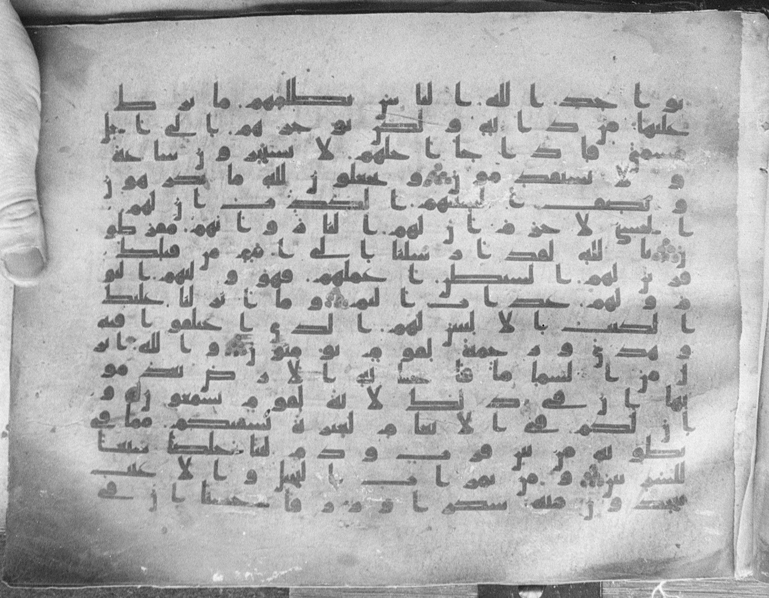 Meknes, Private library of Sherif ʿAbdarraḥmān b. Zīdān, no call number, in kūfī (type C.I) script, showing Surah 16:64 from 8th Century AD found in Meknes, Morocco, currently housed at Private library of Sherif ʿAbdarraḥmān b. Zīdān, Meknes (with fragments in Rabat, Kuwait, and private collections)