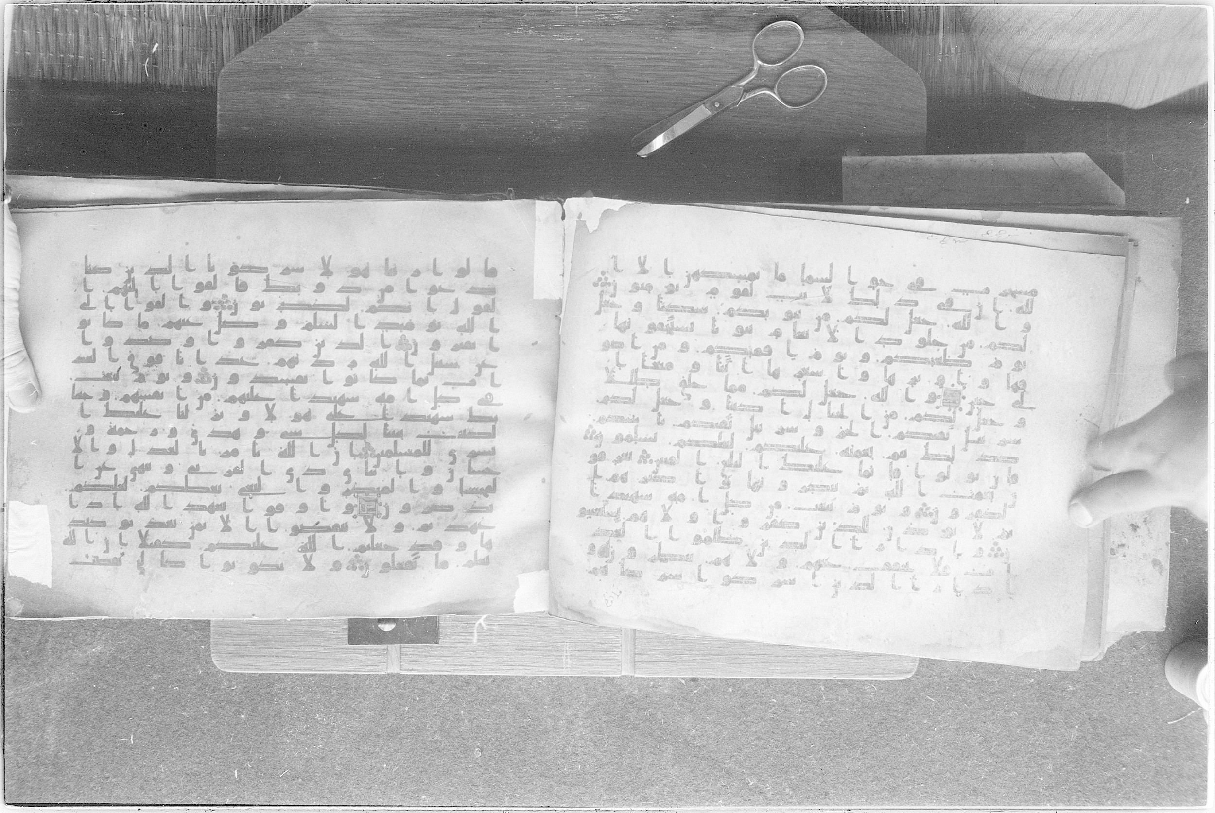 Meknes, Private library of Sherif ʿAbdarraḥmān b. Zīdān, no call number (Scan 2), in kūfī (type C.I) script, showing Surah 16:82 from 8th Century AD found in Meknes, Morocco, currently housed at Private library of Sherif ʿAbdarraḥmān b. Zīdān, Meknes (with fragments in Rabat, Kuwait, and private collections)
