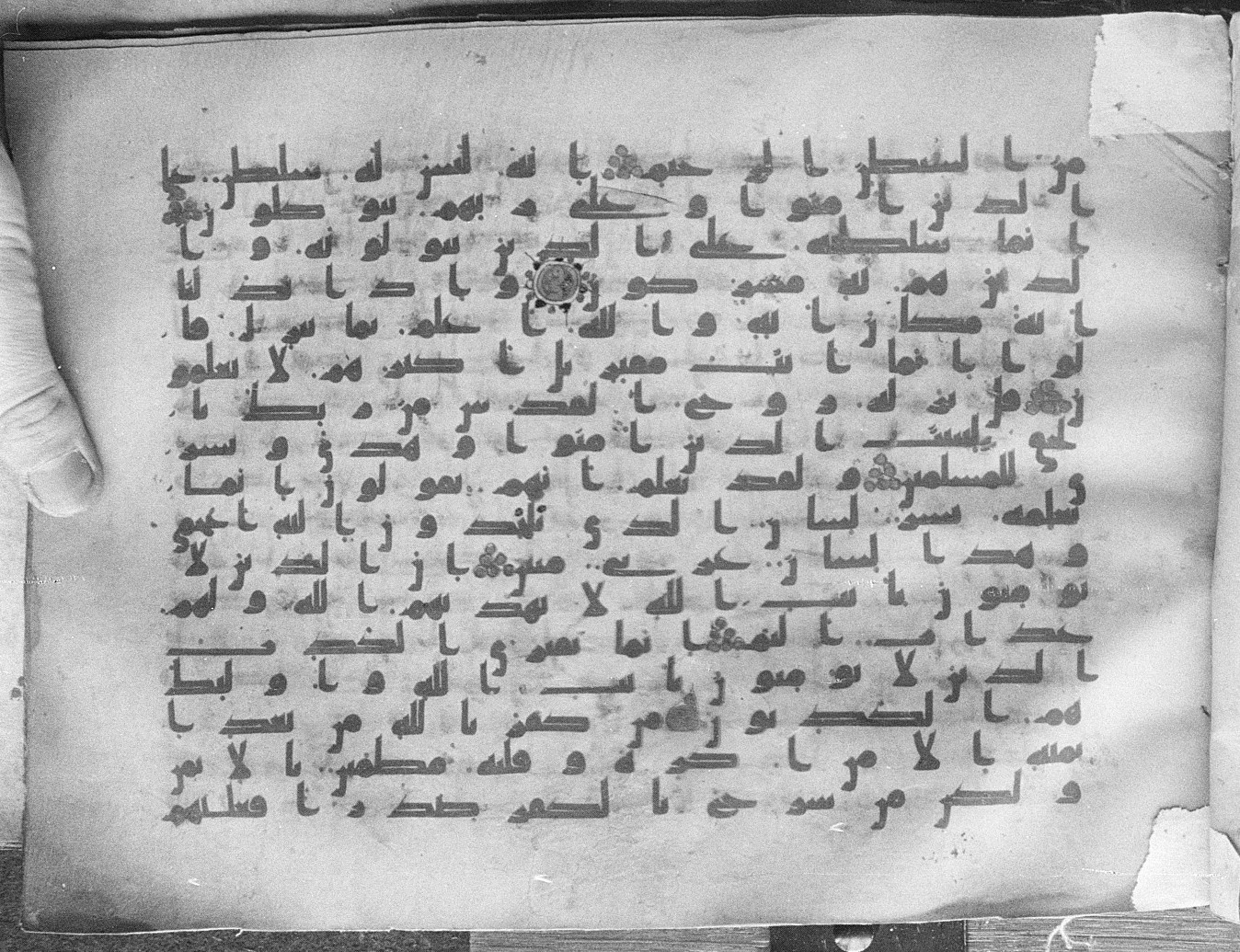 Meknes, Private library of Sherif ʿAbdarraḥmān b. Zīdān, no call number, in kūfī (type C.I) script, showing Surah 16:104 from 8th Century AD found in Meknes, Morocco, currently housed at Private library of Sherif ʿAbdarraḥmān b. Zīdān, Meknes (with fragments in Rabat, Kuwait, and private collections)