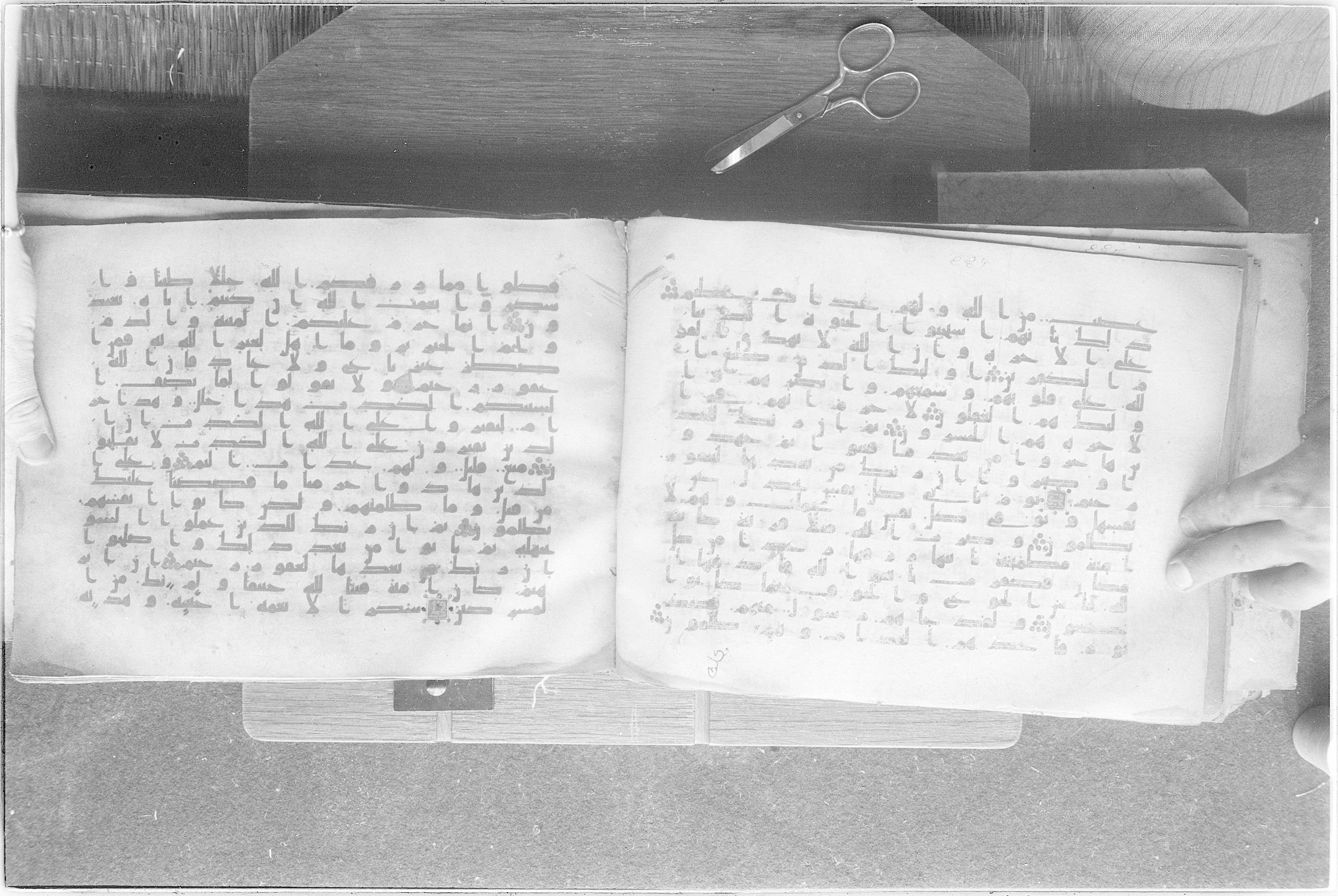 Meknes, Private library of Sherif ʿAbdarraḥmān b. Zīdān, no call number (Scan 2), in kūfī (type C.I) script, showing Surah 16:113 from 8th Century AD found in Meknes, Morocco, currently housed at Private library of Sherif ʿAbdarraḥmān b. Zīdān, Meknes (with fragments in Rabat, Kuwait, and private collections)