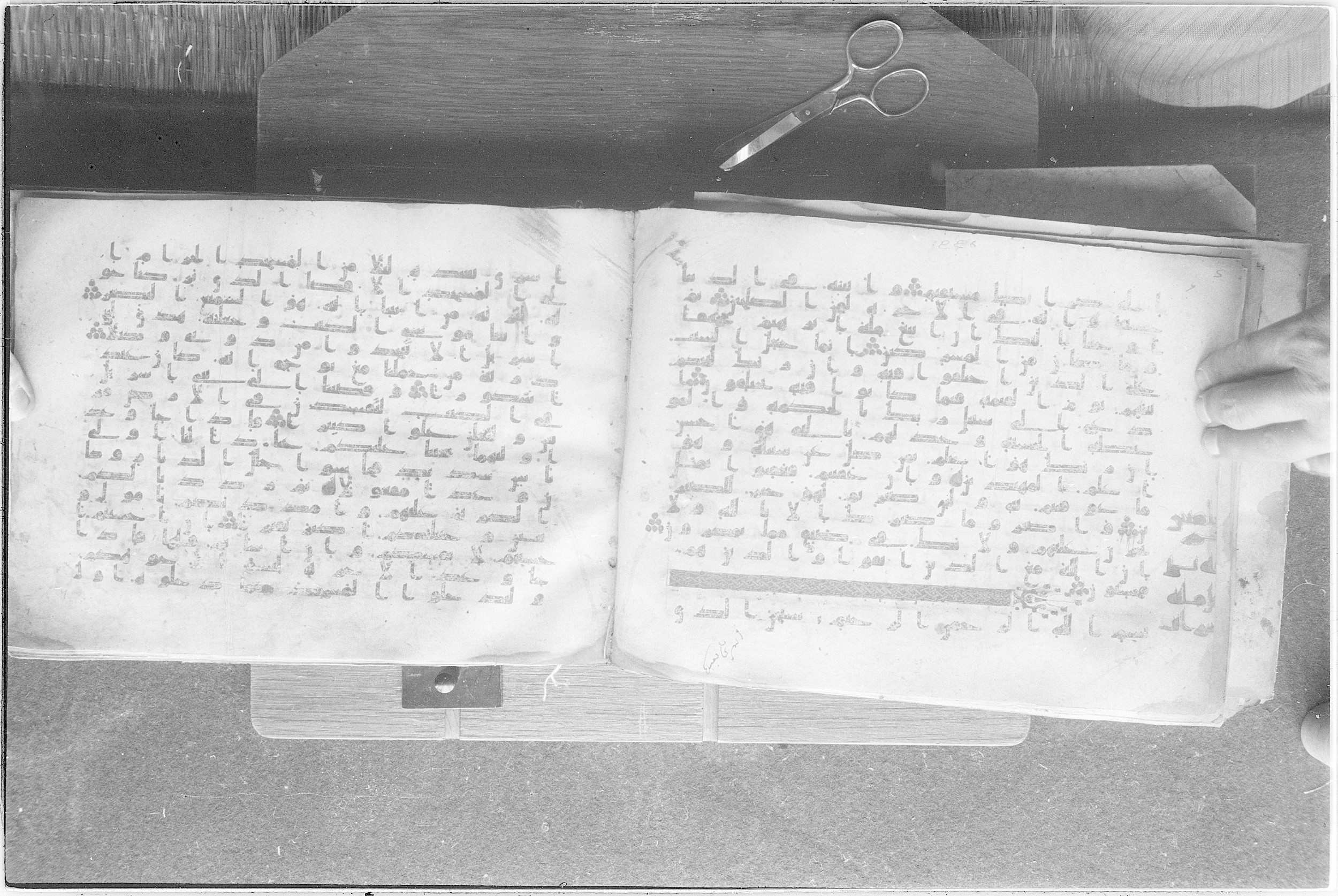 Meknes, Private library of Sherif ʿAbdarraḥmān b. Zīdān, no call number (Scan 2), in kūfī (type C.I) script, showing Surah 16:124 from 8th Century AD found in Meknes, Morocco, currently housed at Private library of Sherif ʿAbdarraḥmān b. Zīdān, Meknes (with fragments in Rabat, Kuwait, and private collections)