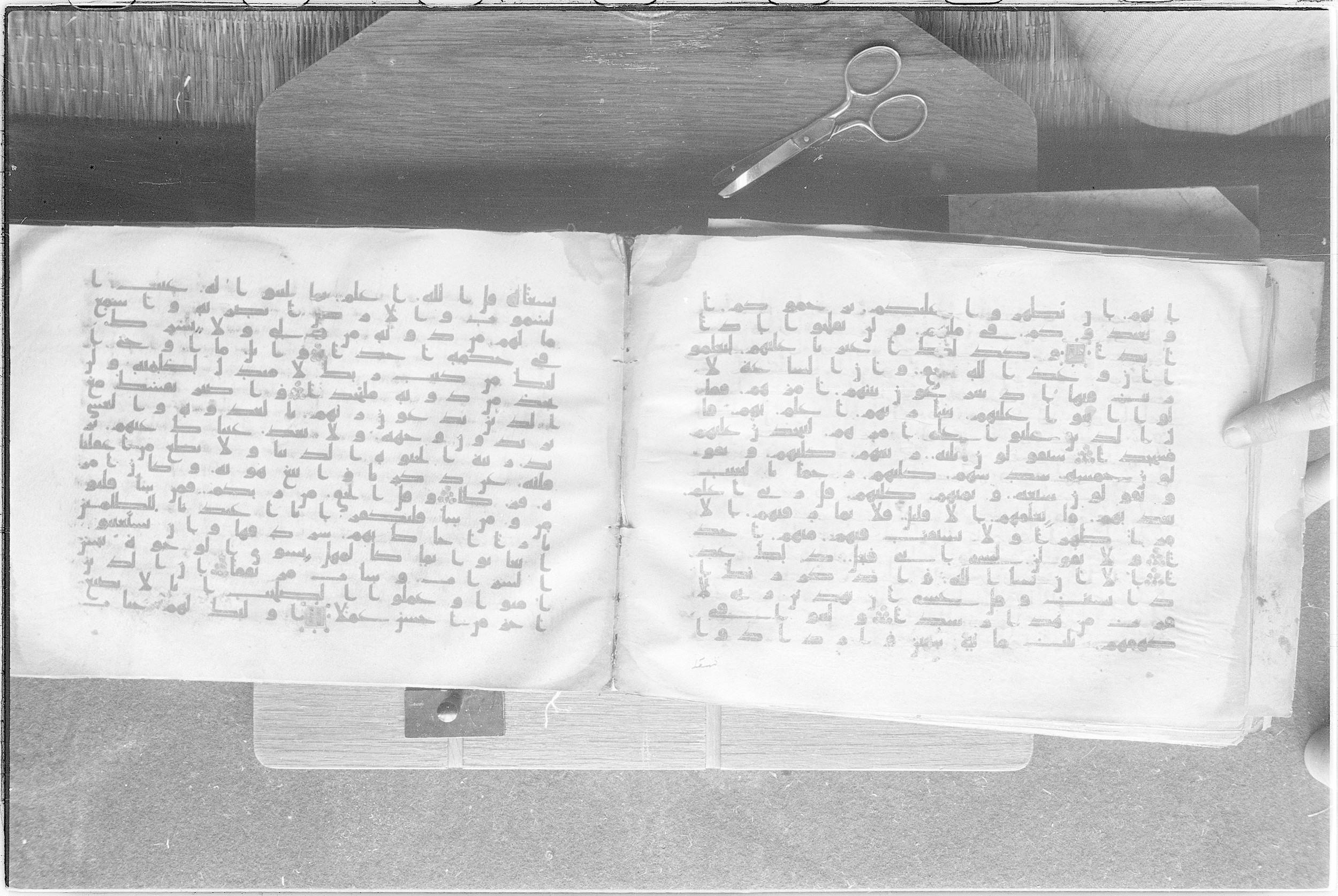 Meknes, Private library of Sherif ʿAbdarraḥmān b. Zīdān, no call number (Scan 2), in kūfī (type C.I) script, showing Surah 18:21 from 8th Century AD found in Meknes, Morocco, currently housed at Private library of Sherif ʿAbdarraḥmān b. Zīdān, Meknes (with fragments in Rabat, Kuwait, and private collections)