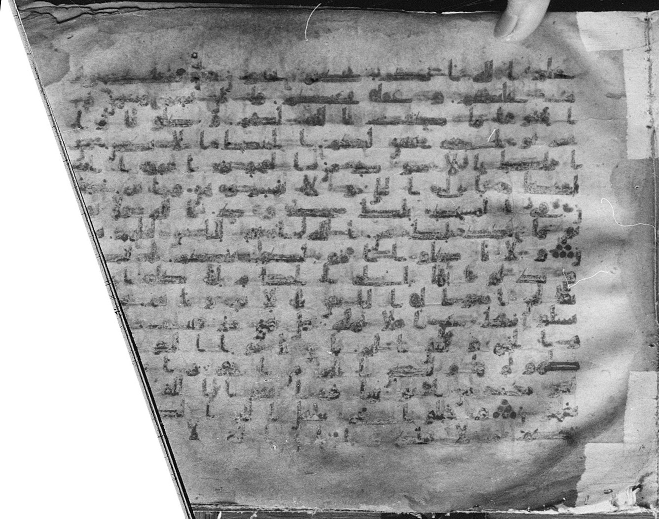 Meknes, Private library of Sherif ʿAbdarraḥmān b. Zīdān, no call number (Scan 8), in kūfī (type C.I) script, showing Surah 2:187 from 8th Century AD found in Meknes, Morocco, currently housed at Private library of Sherif ʿAbdarraḥmān b. Zīdān, Meknes (with fragments in Rabat, Kuwait, and private collections)