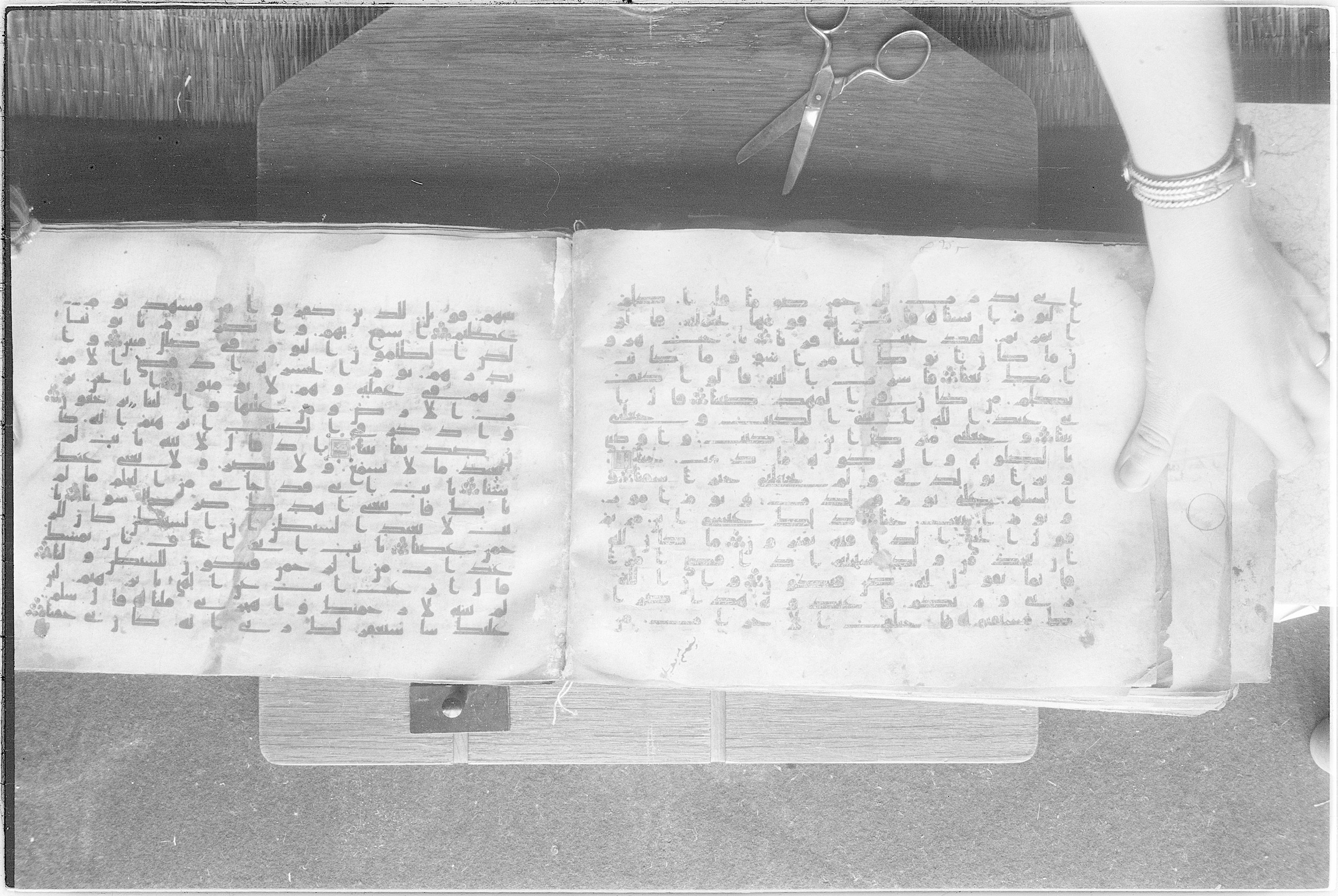 Meknes, Private library of Sherif ʿAbdarraḥmān b. Zīdān, no call number (Scan 2), in kūfī (type C.I) script, showing Surah 19:39 from 8th Century AD found in Meknes, Morocco, currently housed at Private library of Sherif ʿAbdarraḥmān b. Zīdān, Meknes (with fragments in Rabat, Kuwait, and private collections)