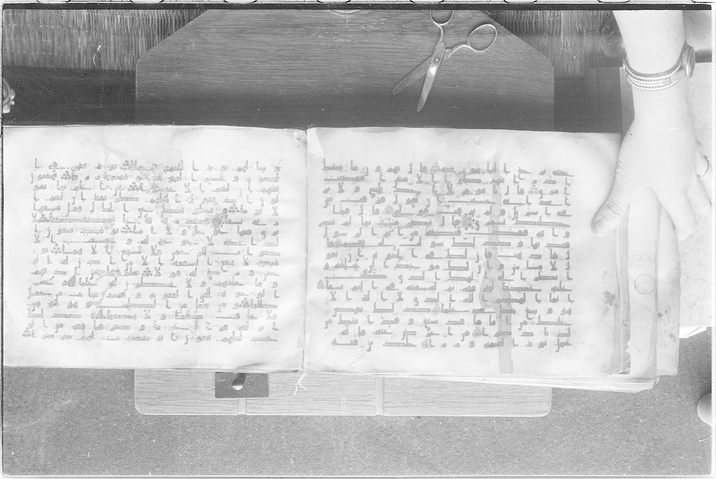 Meknes, Private library of Sherif ʿAbdarraḥmān b. Zīdān, no call number (Scan 2), in kūfī (type C.I) script, showing Surah 20:97 from 8th Century AD found in Meknes, Morocco, currently housed at Private library of Sherif ʿAbdarraḥmān b. Zīdān, Meknes (with fragments in Rabat, Kuwait, and private collections)