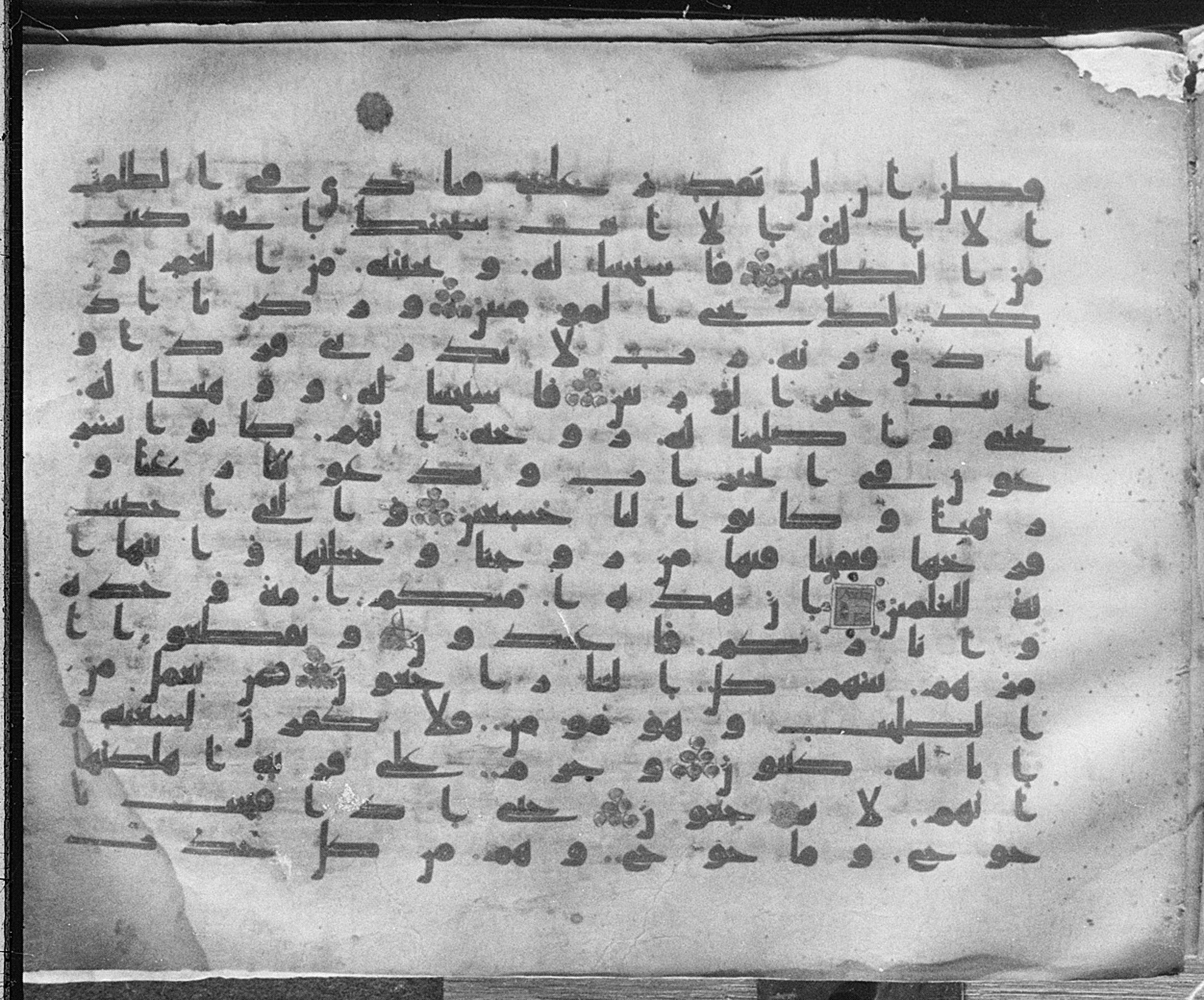 Meknes, Private library of Sherif ʿAbdarraḥmān b. Zīdān, no call number (Scan 3), in kūfī (type C.I) script, showing Surah 21:87 from 8th Century AD found in Meknes, Morocco, currently housed at Private library of Sherif ʿAbdarraḥmān b. Zīdān, Meknes (with fragments in Rabat, Kuwait, and private collections)