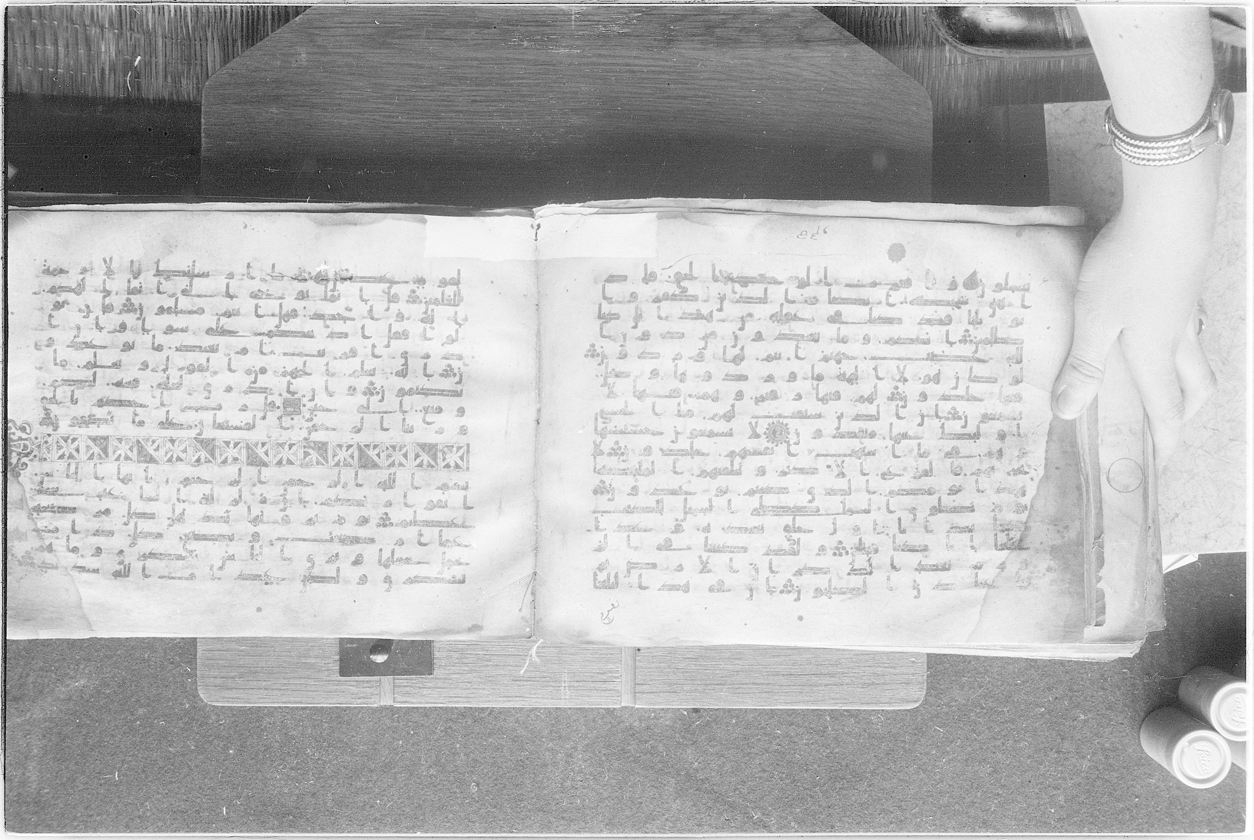 Meknes, Private library of Sherif ʿAbdarraḥmān b. Zīdān, no call number (Scan 2), in kūfī (type C.I) script, showing Surah 21:98 from 8th Century AD found in Meknes, Morocco, currently housed at Private library of Sherif ʿAbdarraḥmān b. Zīdān, Meknes (with fragments in Rabat, Kuwait, and private collections)