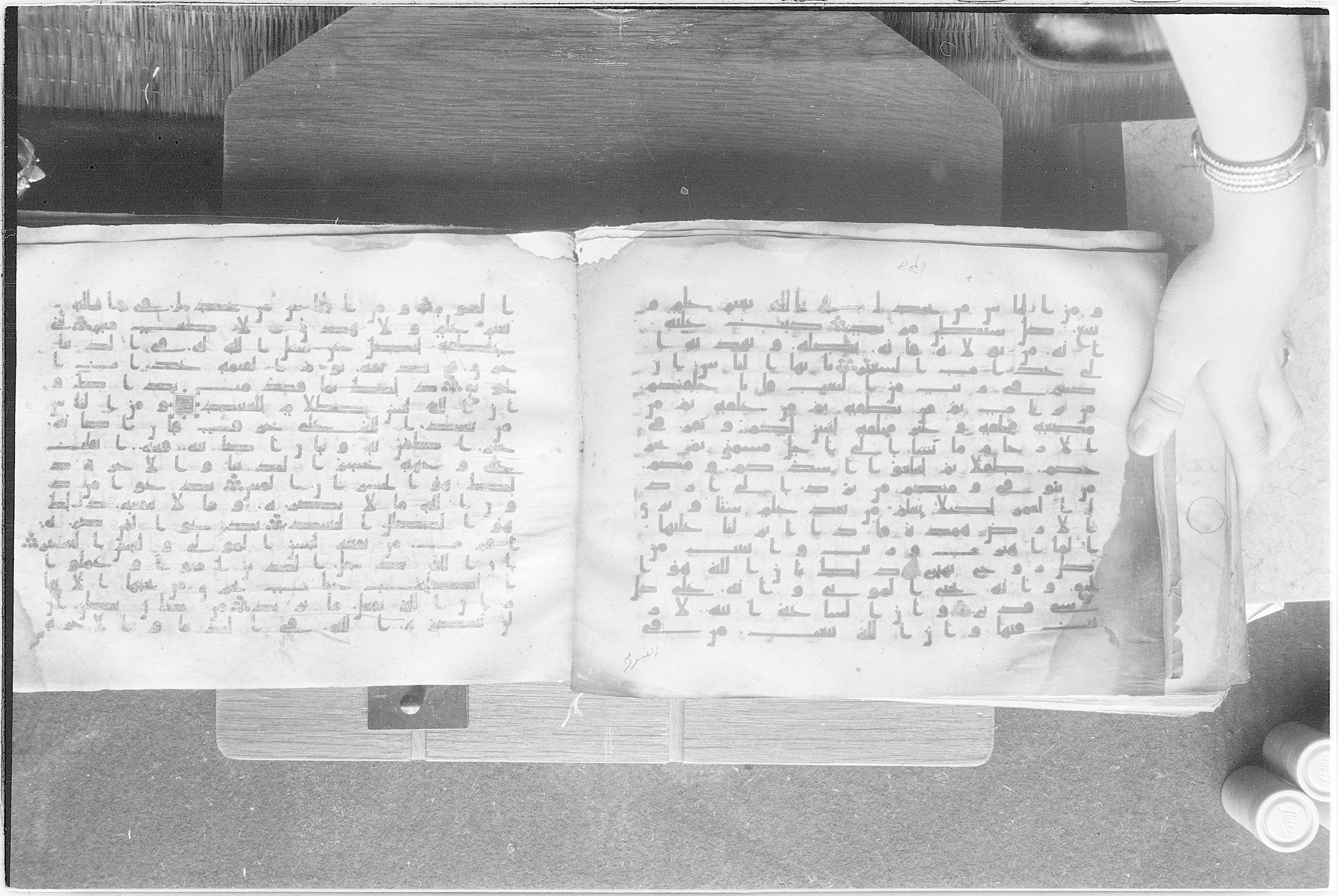 Meknes, Private library of Sherif ʿAbdarraḥmān b. Zīdān, no call number (Scan 2), in kūfī (type C.I) script, showing Surah 22:7 from 8th Century AD found in Meknes, Morocco, currently housed at Private library of Sherif ʿAbdarraḥmān b. Zīdān, Meknes (with fragments in Rabat, Kuwait, and private collections)