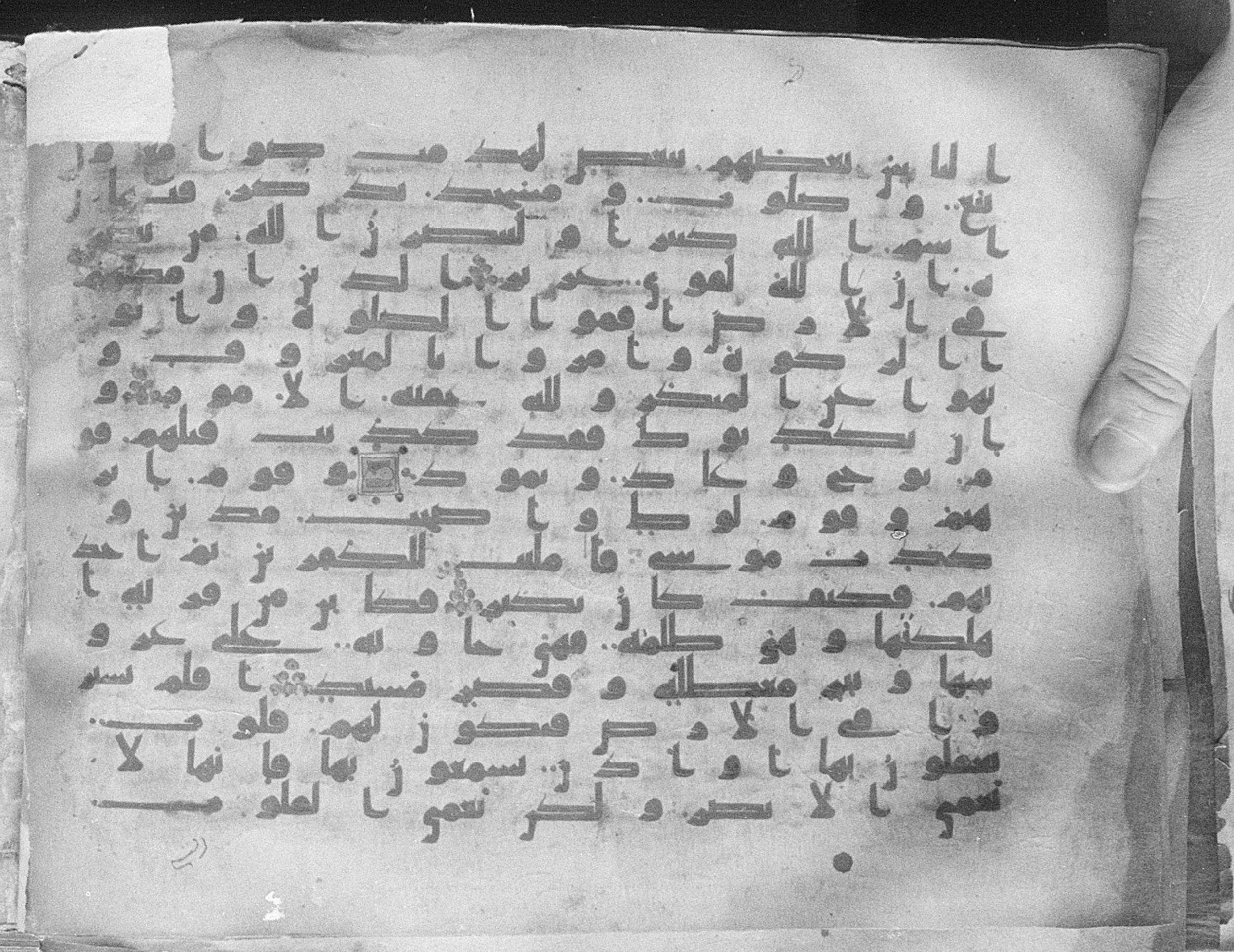 Meknes, Private library of Sherif ʿAbdarraḥmān b. Zīdān, no call number (Scan 2), in kūfī (type C.I) script, showing Surah 22:40 from 8th Century AD found in Meknes, Morocco, currently housed at Private library of Sherif ʿAbdarraḥmān b. Zīdān, Meknes (with fragments in Rabat, Kuwait, and private collections)