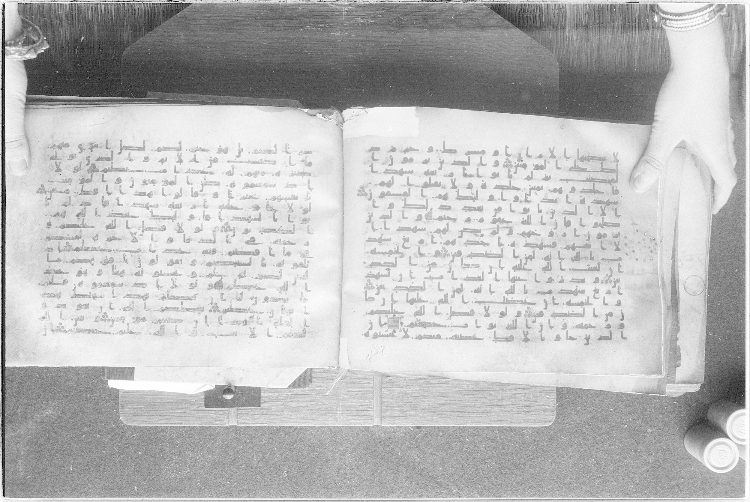 Meknes, Private library of Sherif ʿAbdarraḥmān b. Zīdān, no call number (Scan 2), in kūfī (type C.I) script, showing Surah 24:4 from 8th Century AD found in Meknes, Morocco, currently housed at Private library of Sherif ʿAbdarraḥmān b. Zīdān, Meknes (with fragments in Rabat, Kuwait, and private collections)