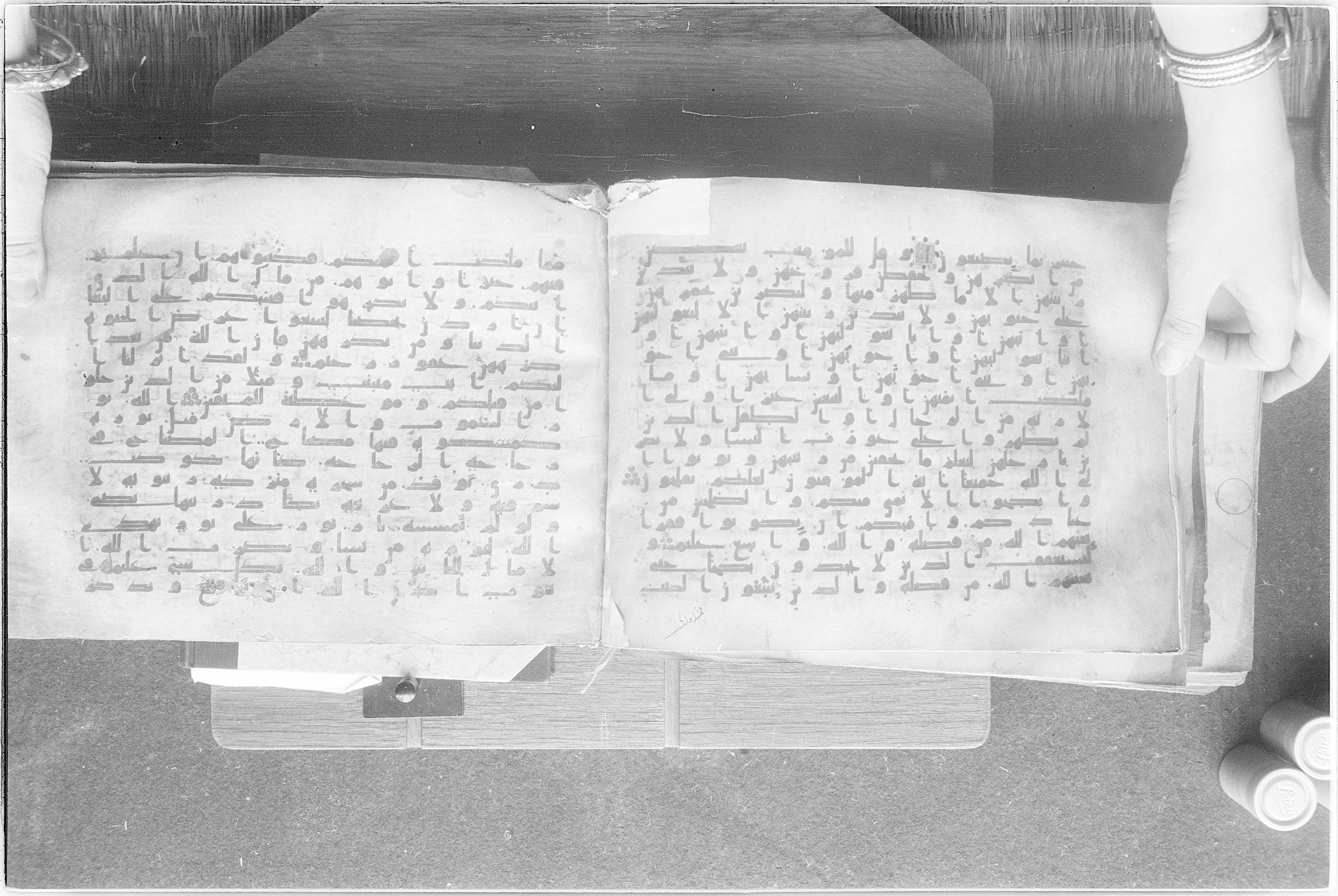 Meknes, Private library of Sherif ʿAbdarraḥmān b. Zīdān, no call number (Scan 2), in kūfī (type C.I) script, showing Surah 24:32 from 8th Century AD found in Meknes, Morocco, currently housed at Private library of Sherif ʿAbdarraḥmān b. Zīdān, Meknes (with fragments in Rabat, Kuwait, and private collections)