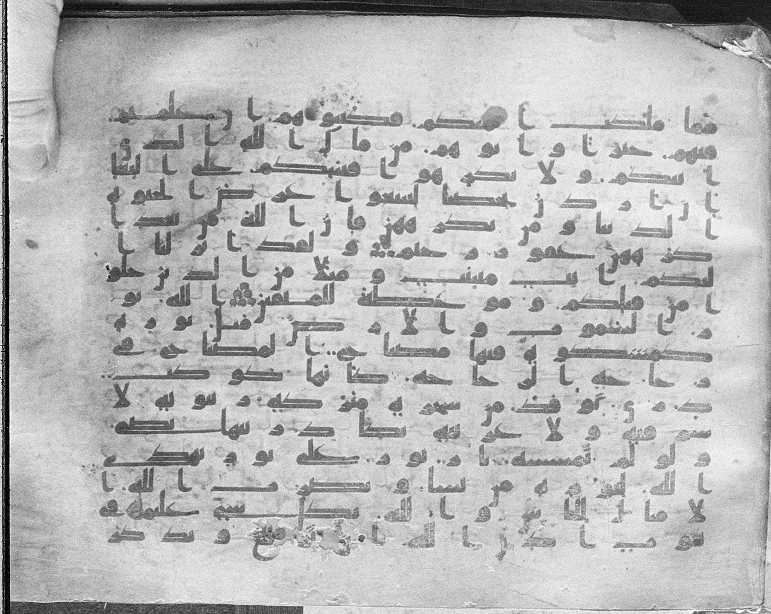 Meknes, Private library of Sherif ʿAbdarraḥmān b. Zīdān, no call number (Scan 3), in kūfī (type C.I) script, showing Surah 24:33 from 8th Century AD found in Meknes, Morocco, currently housed at Private library of Sherif ʿAbdarraḥmān b. Zīdān, Meknes (with fragments in Rabat, Kuwait, and private collections)