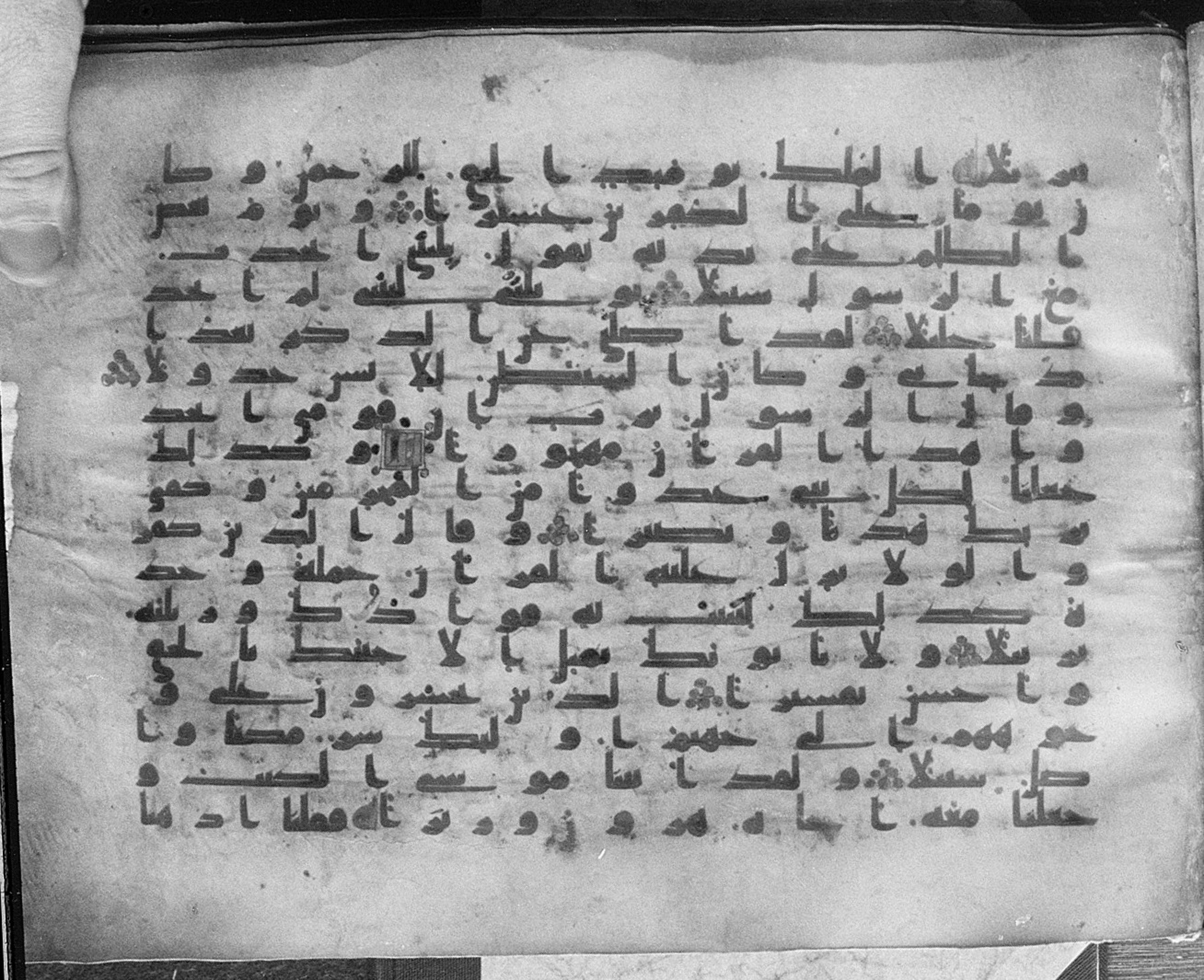 Meknes, Private library of Sherif ʿAbdarraḥmān b. Zīdān, no call number, in kūfī (type C.I) script, showing Surah 25:33 from 8th Century AD found in Meknes, Morocco, currently housed at Private library of Sherif ʿAbdarraḥmān b. Zīdān, Meknes (with fragments in Rabat, Kuwait, and private collections)
