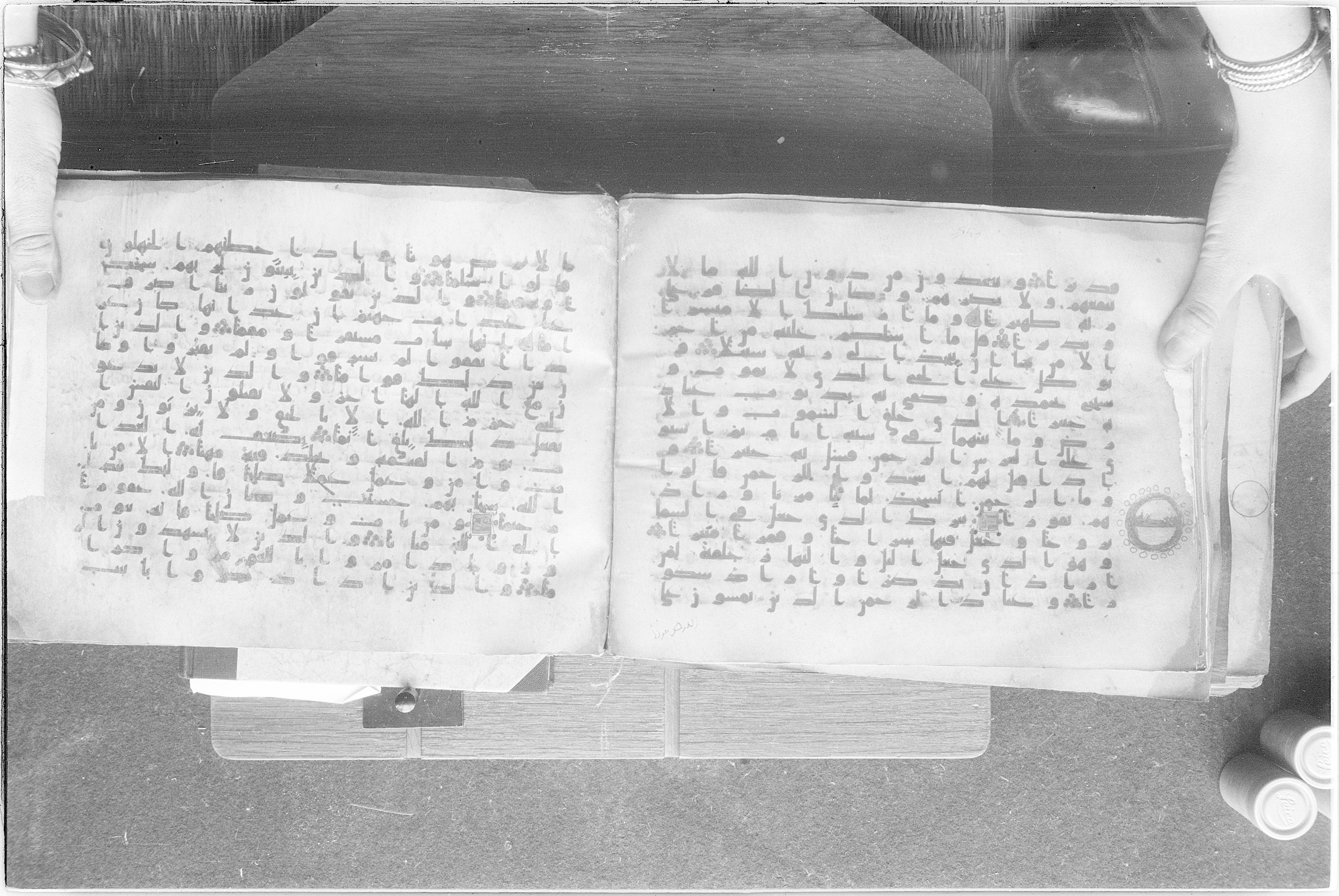 Meknes, Private library of Sherif ʿAbdarraḥmān b. Zīdān, no call number (Scan 2), in kūfī (type C.I) script, showing Surah 25:63 from 8th Century AD found in Meknes, Morocco, currently housed at Private library of Sherif ʿAbdarraḥmān b. Zīdān, Meknes (with fragments in Rabat, Kuwait, and private collections)