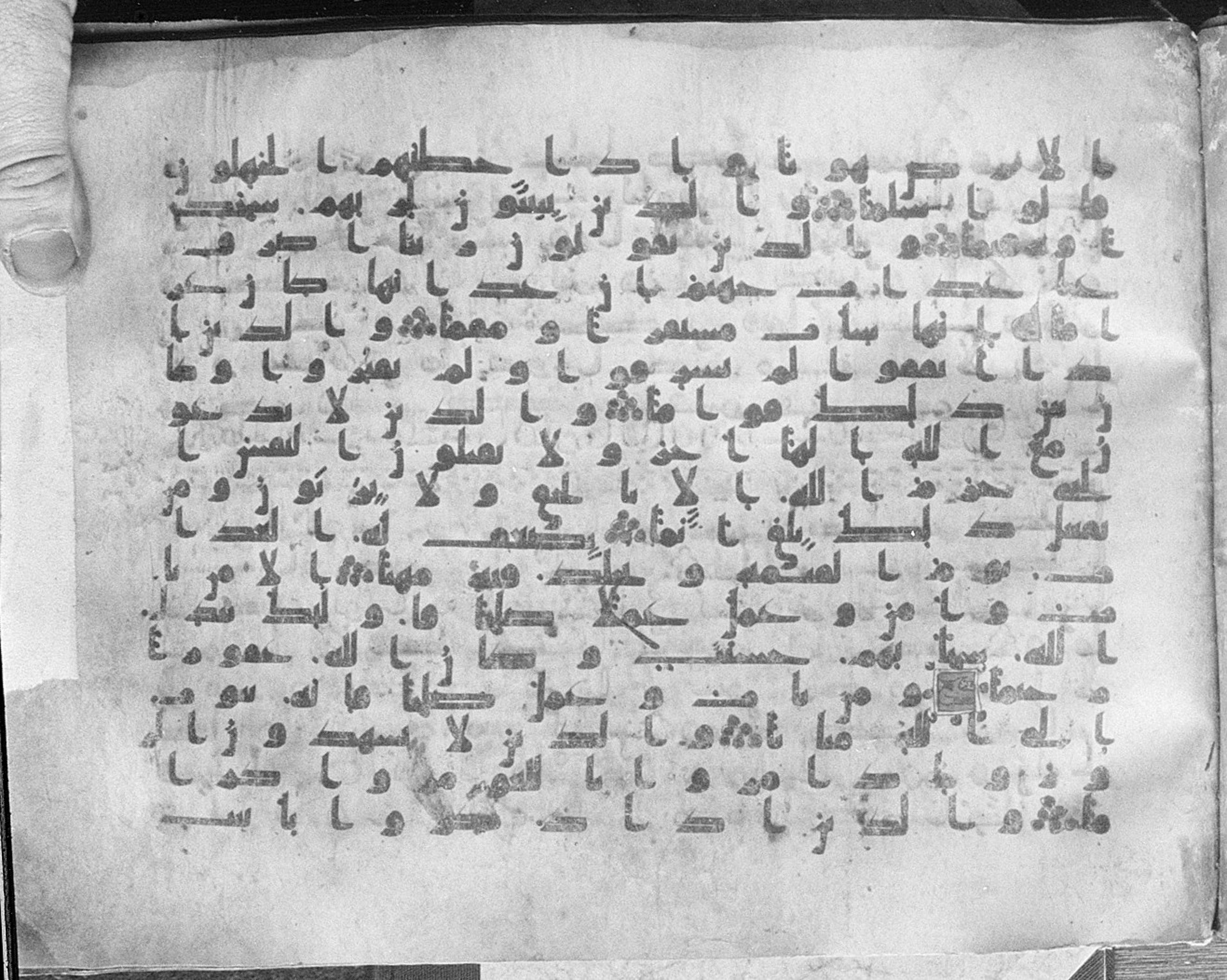 Meknes, Private library of Sherif ʿAbdarraḥmān b. Zīdān, no call number, in kūfī (type C.I) script, showing Surah 25:71 from 8th Century AD found in Meknes, Morocco, currently housed at Private library of Sherif ʿAbdarraḥmān b. Zīdān, Meknes (with fragments in Rabat, Kuwait, and private collections)
