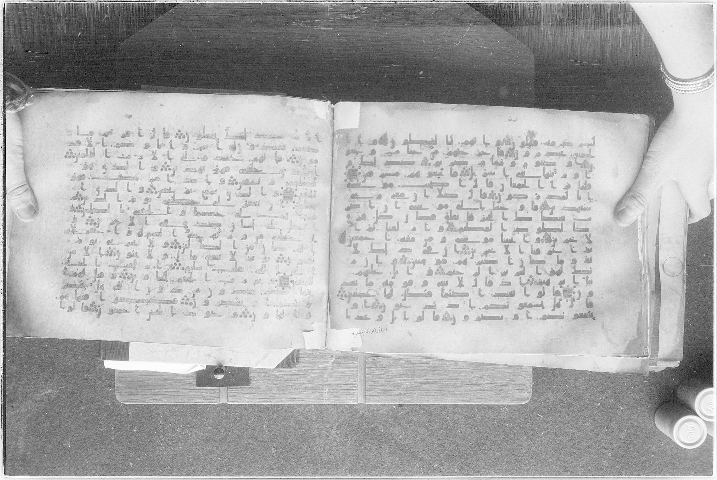 Meknes, Private library of Sherif ʿAbdarraḥmān b. Zīdān, no call number (Scan 2), in kūfī (type C.I) script, showing Surah 26:72 from 8th Century AD found in Meknes, Morocco, currently housed at Private library of Sherif ʿAbdarraḥmān b. Zīdān, Meknes (with fragments in Rabat, Kuwait, and private collections)