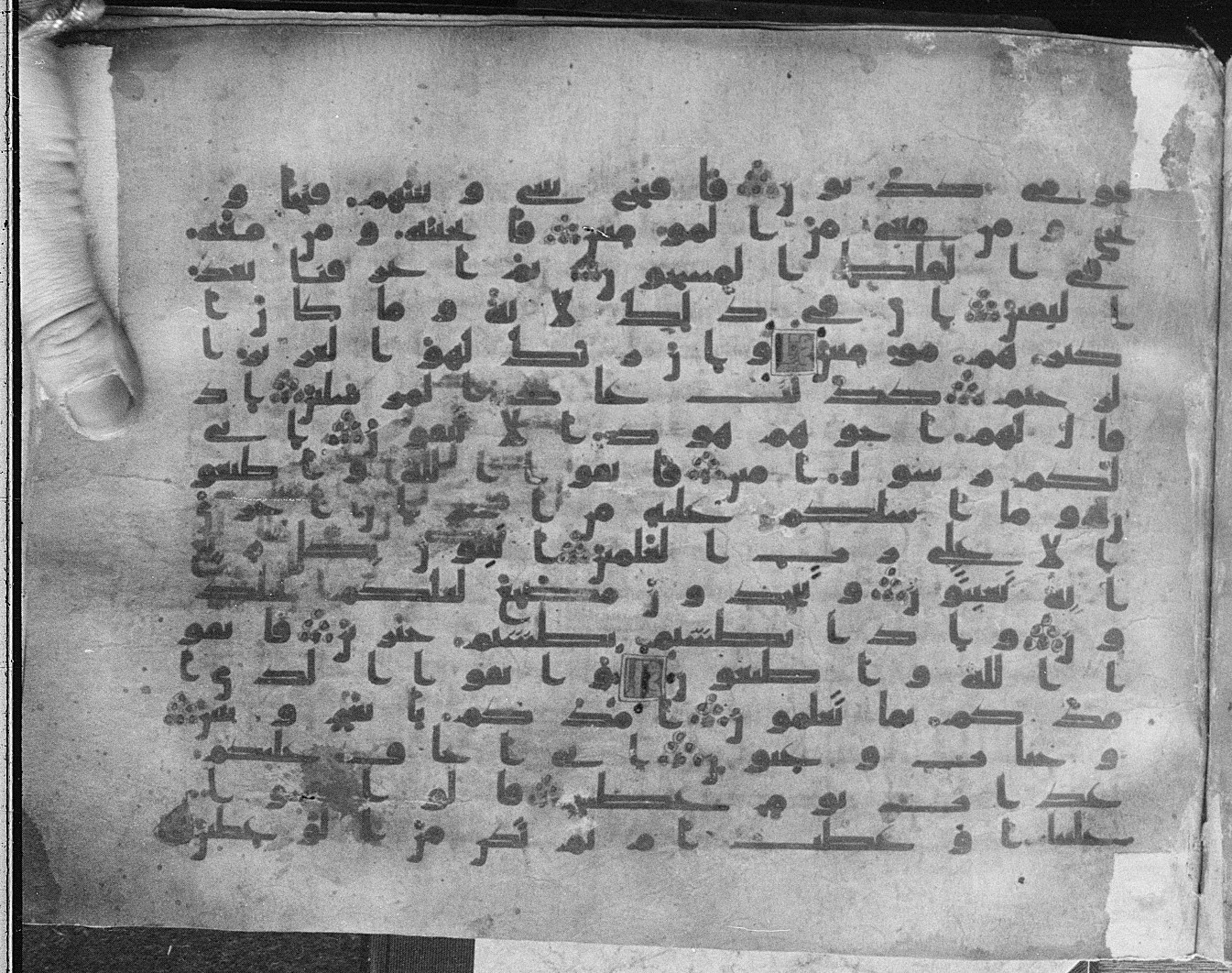 Meknes, Private library of Sherif ʿAbdarraḥmān b. Zīdān, no call number, in kūfī (type C.I) script, showing Surah 26:136 from 8th Century AD found in Meknes, Morocco, currently housed at Private library of Sherif ʿAbdarraḥmān b. Zīdān, Meknes (with fragments in Rabat, Kuwait, and private collections)