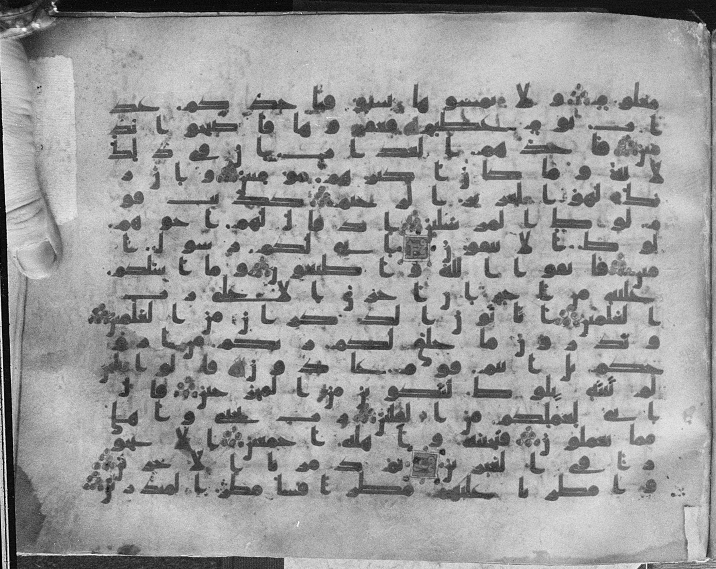 Meknes, Private library of Sherif ʿAbdarraḥmān b. Zīdān, no call number, in kūfī (type C.I) script, showing Surah 26:166 from 8th Century AD found in Meknes, Morocco, currently housed at Private library of Sherif ʿAbdarraḥmān b. Zīdān, Meknes (with fragments in Rabat, Kuwait, and private collections)