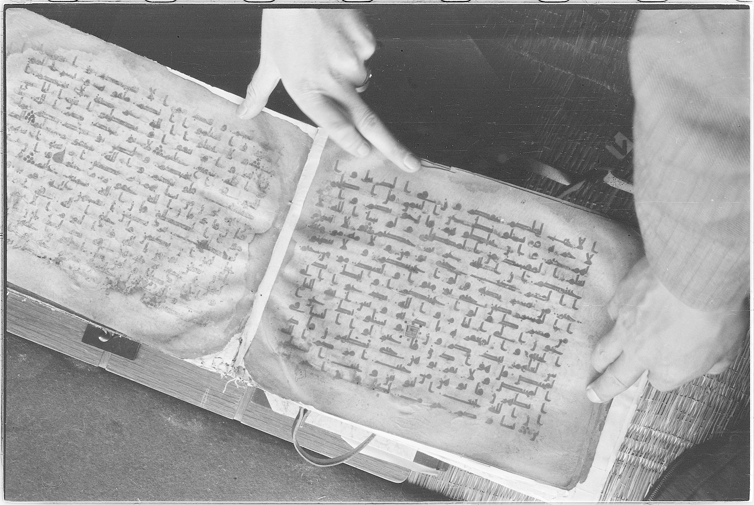 Meknes, Private library of Sherif ʿAbdarraḥmān b. Zīdān, no call number (Scan 2), in kūfī (type C.I) script, showing Surah 2:220 from 8th Century AD found in Meknes, Morocco, currently housed at Private library of Sherif ʿAbdarraḥmān b. Zīdān, Meknes (with fragments in Rabat, Kuwait, and private collections)