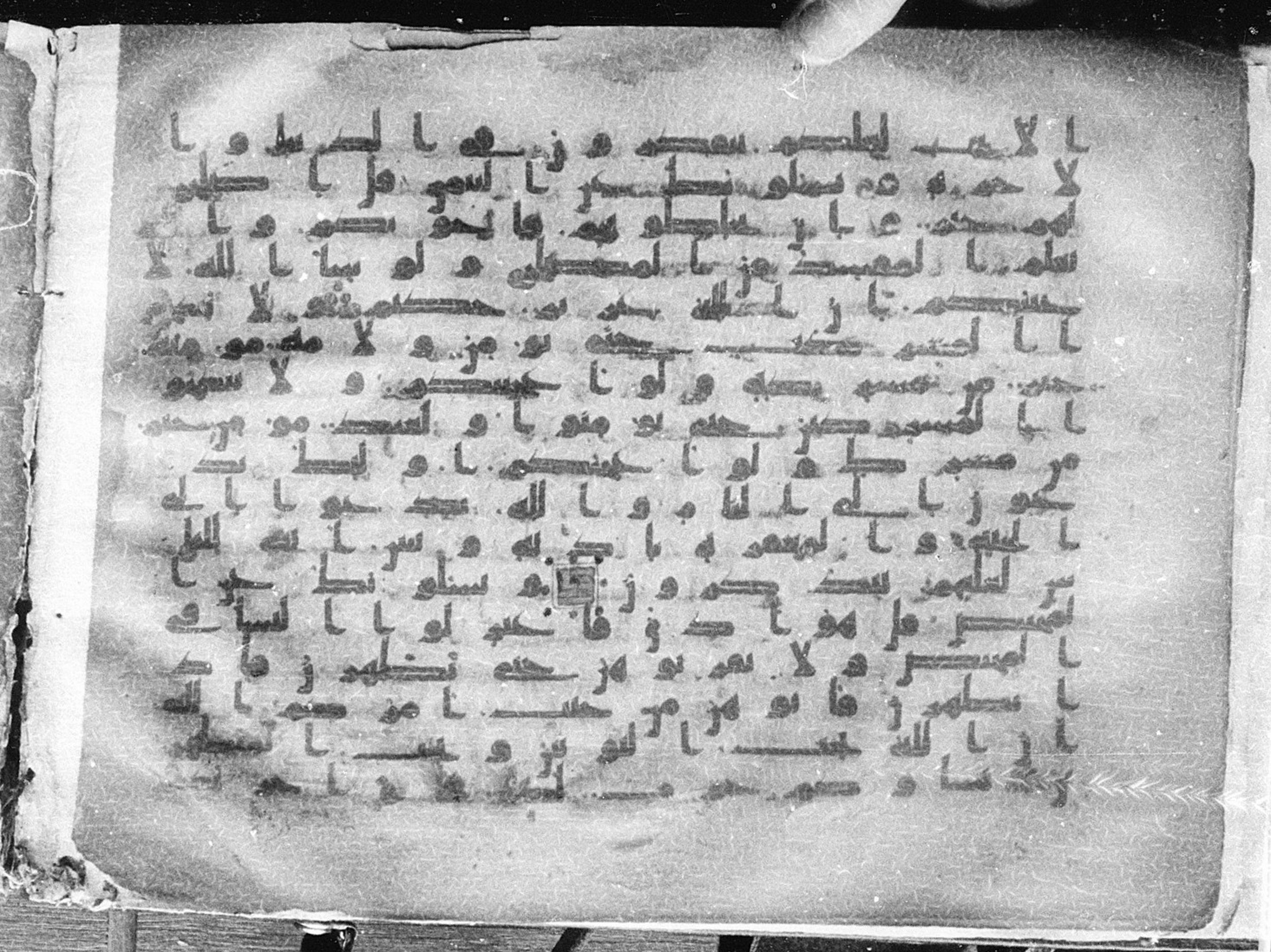 Meknes, Private library of Sherif ʿAbdarraḥmān b. Zīdān, no call number (Scan 3), in kūfī (type C.I) script, showing Surah 2:220 from 8th Century AD found in Meknes, Morocco, currently housed at Private library of Sherif ʿAbdarraḥmān b. Zīdān, Meknes (with fragments in Rabat, Kuwait, and private collections)