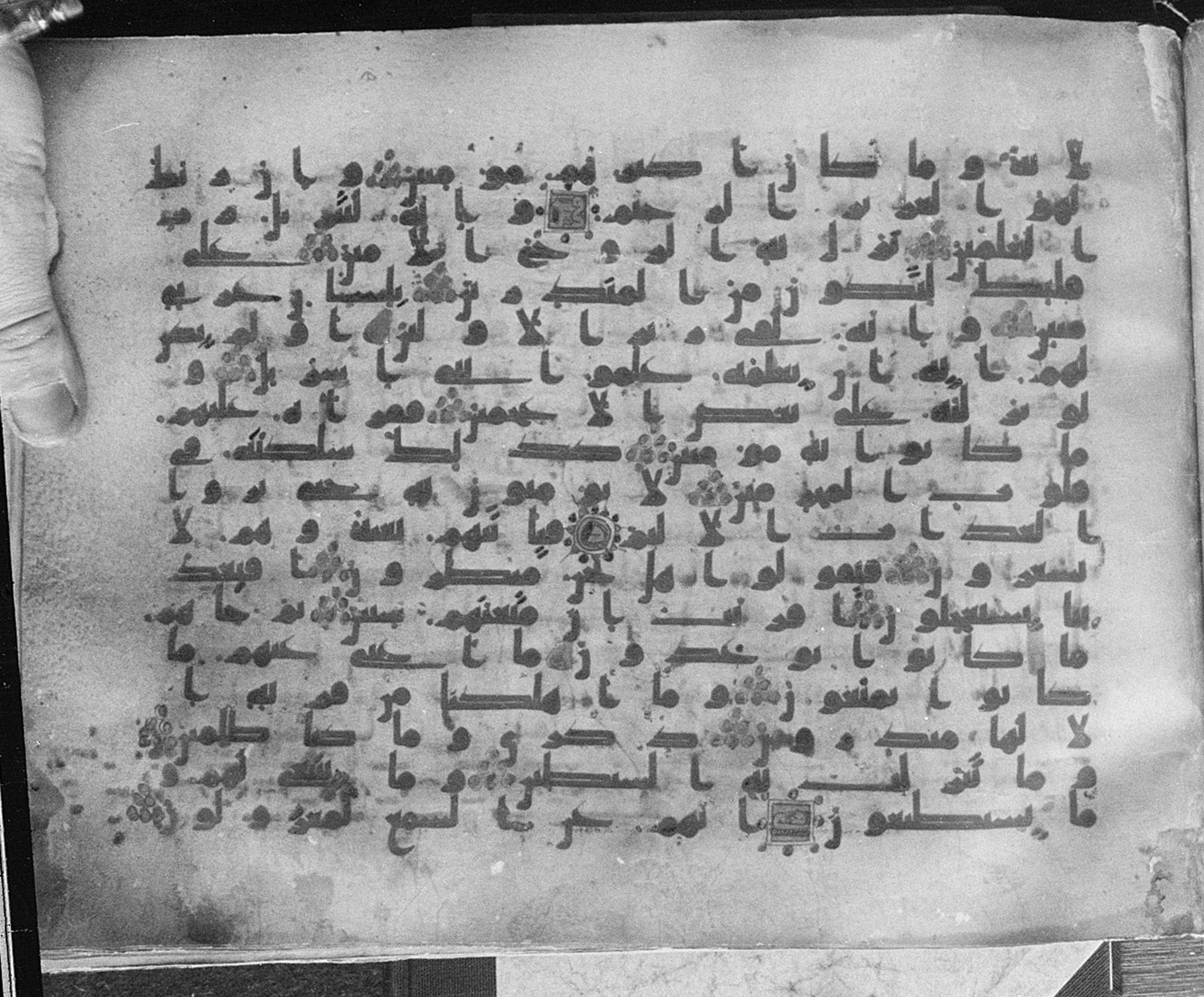 Meknes, Private library of Sherif ʿAbdarraḥmān b. Zīdān, no call number, in kūfī (type C.I) script, showing Surah 26:201 from 8th Century AD found in Meknes, Morocco, currently housed at Private library of Sherif ʿAbdarraḥmān b. Zīdān, Meknes (with fragments in Rabat, Kuwait, and private collections)