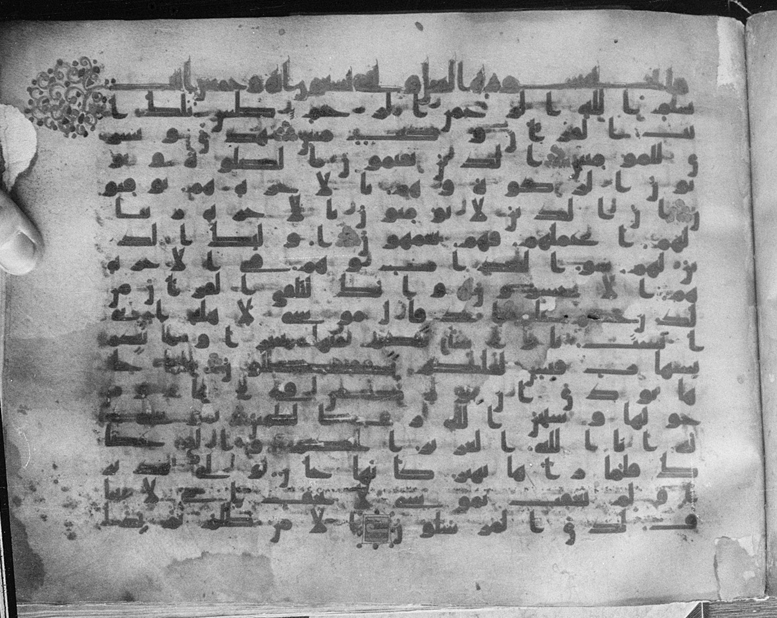 Meknes, Private library of Sherif ʿAbdarraḥmān b. Zīdān, no call number, in kūfī (type C.I) script, showing Surah 27:3 from 8th Century AD found in Meknes, Morocco, currently housed at Private library of Sherif ʿAbdarraḥmān b. Zīdān, Meknes (with fragments in Rabat, Kuwait, and private collections)