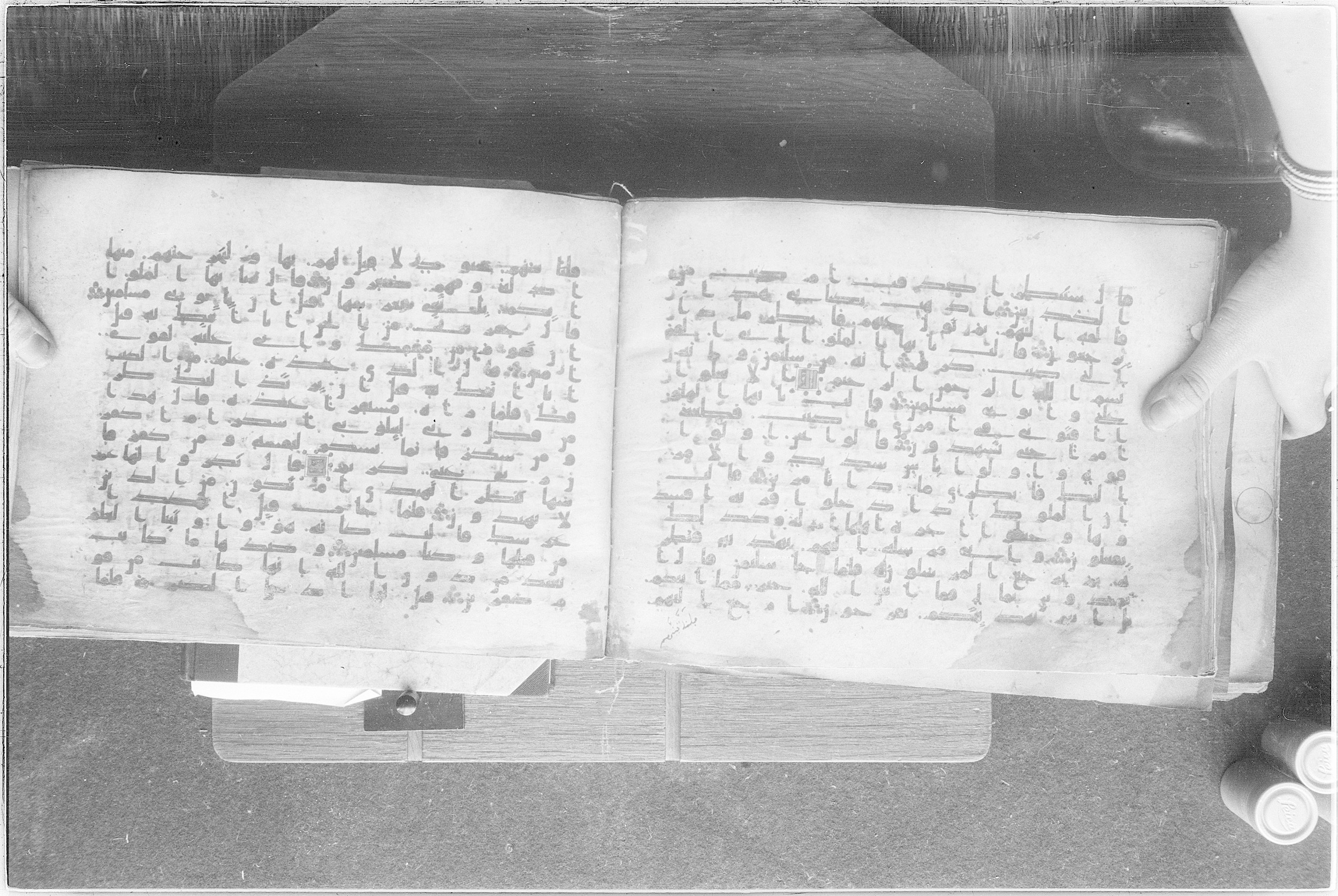 Meknes, Private library of Sherif ʿAbdarraḥmān b. Zīdān, no call number (Scan 2), in kūfī (type C.I) script, showing Surah 27:28 from 8th Century AD found in Meknes, Morocco, currently housed at Private library of Sherif ʿAbdarraḥmān b. Zīdān, Meknes (with fragments in Rabat, Kuwait, and private collections)