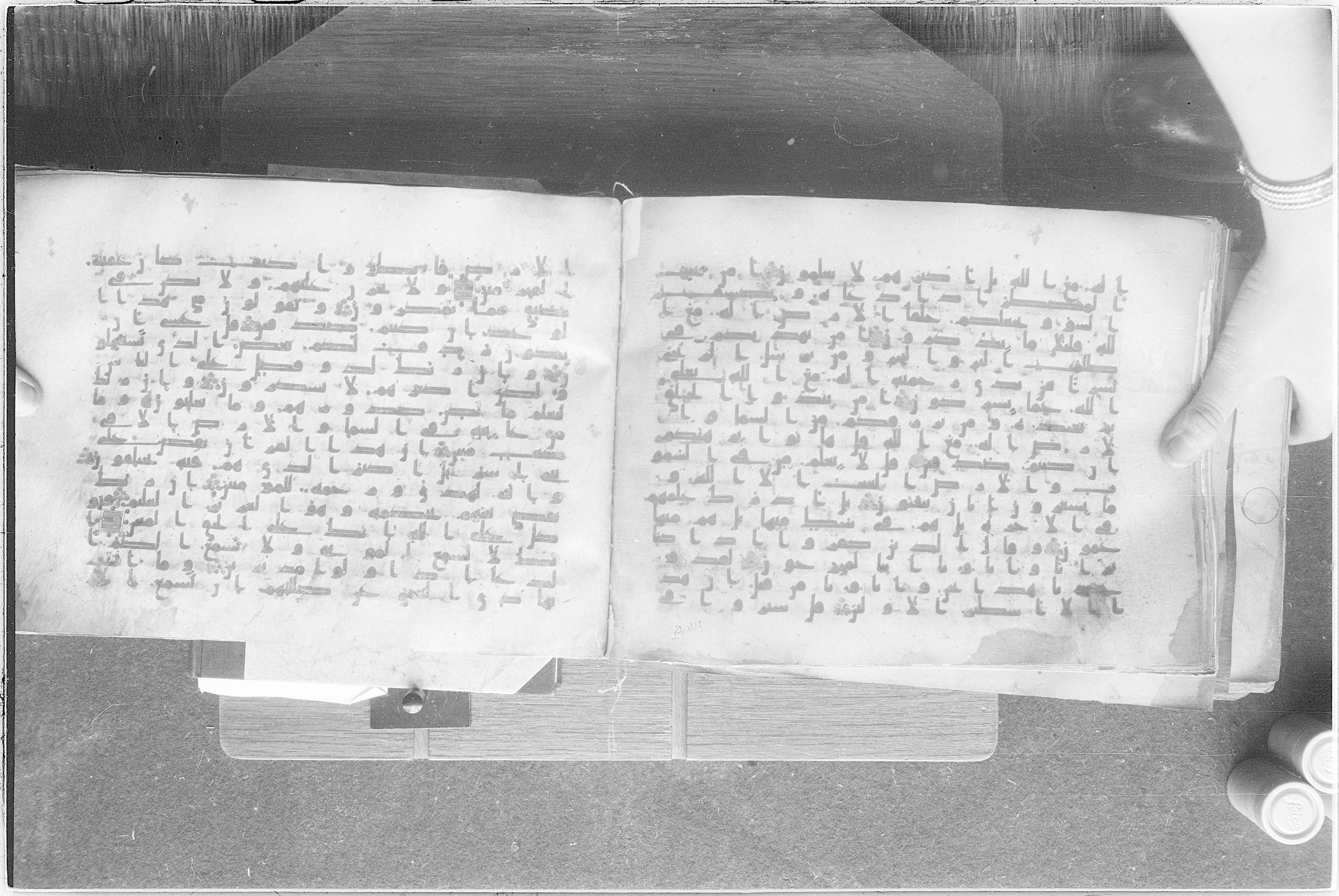 Meknes, Private library of Sherif ʿAbdarraḥmān b. Zīdān, no call number (Scan 2), in kūfī (type C.I) script, showing Surah 27:63 from 8th Century AD found in Meknes, Morocco, currently housed at Private library of Sherif ʿAbdarraḥmān b. Zīdān, Meknes (with fragments in Rabat, Kuwait, and private collections)