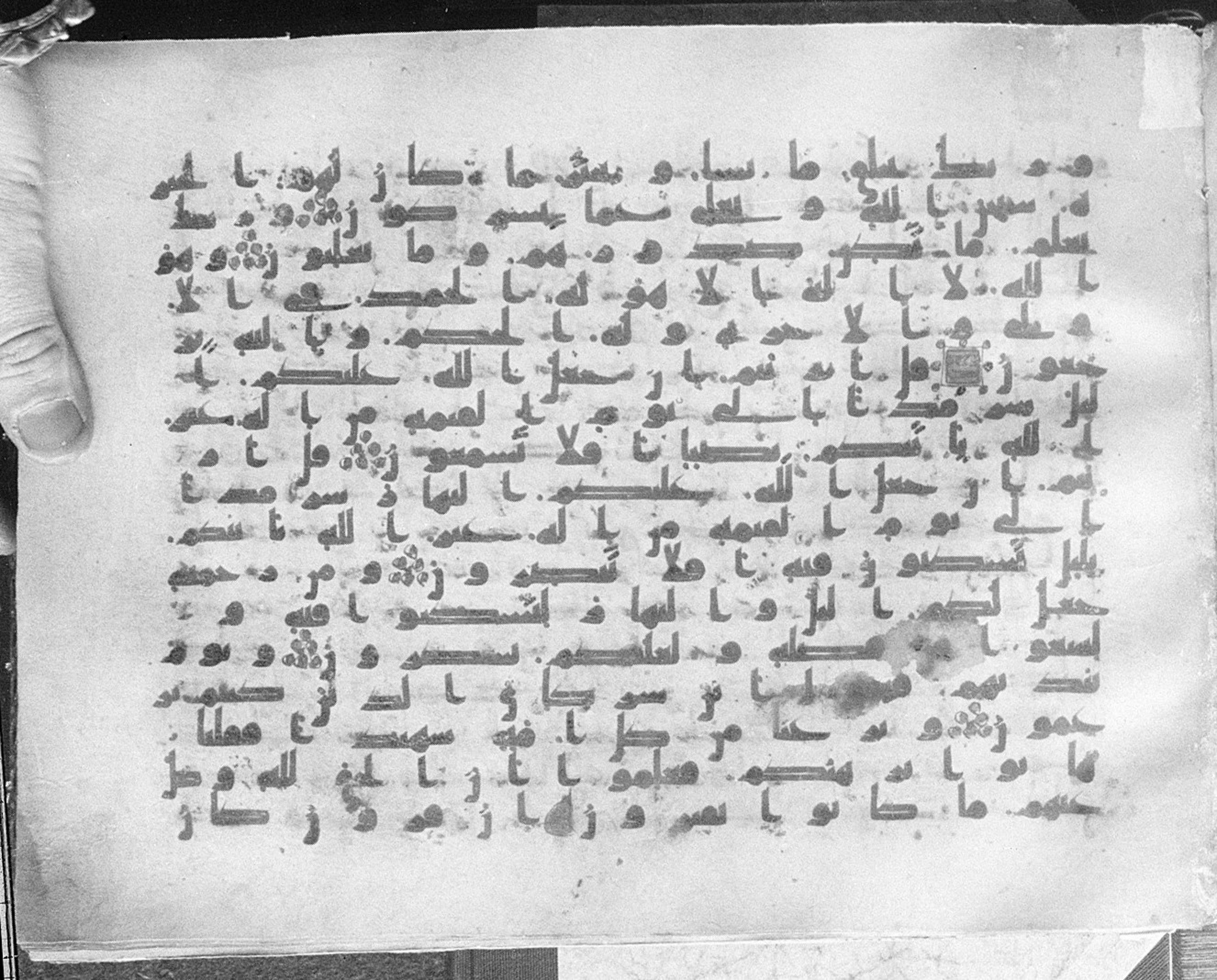 Meknes, Private library of Sherif ʿAbdarraḥmān b. Zīdān, no call number, in kūfī (type C.I) script, showing Surah 28:71 from 8th Century AD found in Meknes, Morocco, currently housed at Private library of Sherif ʿAbdarraḥmān b. Zīdān, Meknes (with fragments in Rabat, Kuwait, and private collections)