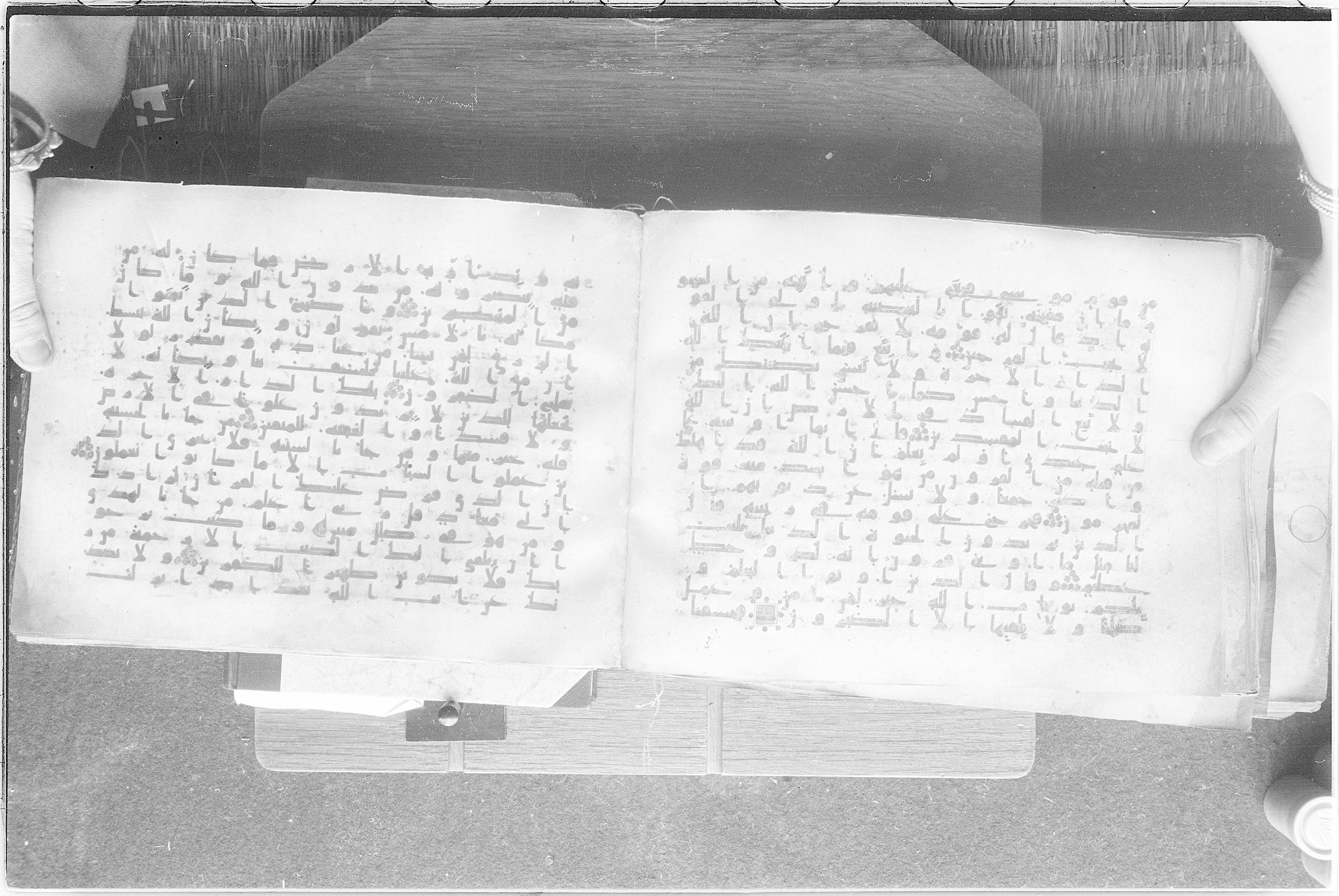 Meknes, Private library of Sherif ʿAbdarraḥmān b. Zīdān, no call number (Scan 3), in kūfī (type C.I) script, showing Surah 28:76 from 8th Century AD found in Meknes, Morocco, currently housed at Private library of Sherif ʿAbdarraḥmān b. Zīdān, Meknes (with fragments in Rabat, Kuwait, and private collections)