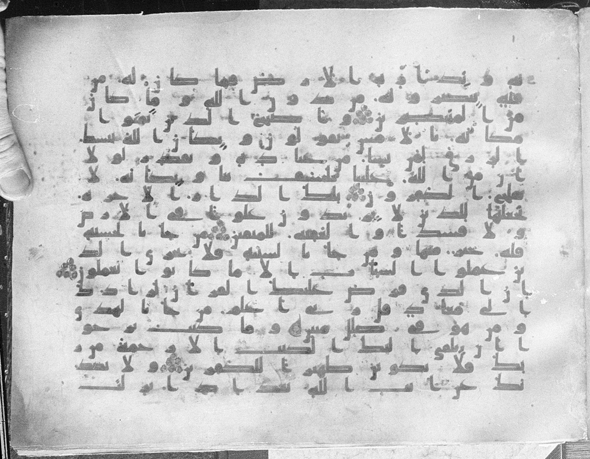 Meknes, Private library of Sherif ʿAbdarraḥmān b. Zīdān, no call number, in kūfī (type C.I) script, showing Surah 28:83 from 8th Century AD found in Meknes, Morocco, currently housed at Private library of Sherif ʿAbdarraḥmān b. Zīdān, Meknes (with fragments in Rabat, Kuwait, and private collections)