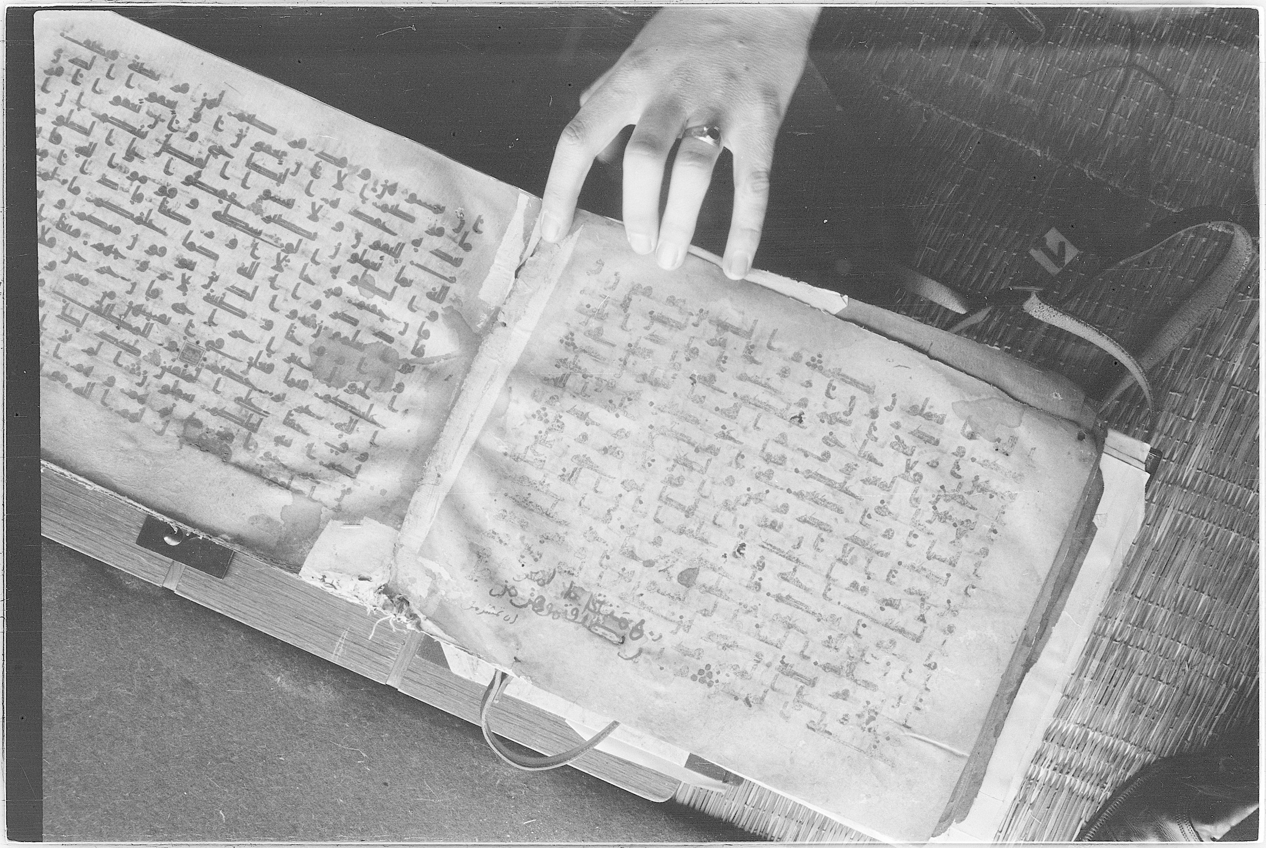 Meknes, Private library of Sherif ʿAbdarraḥmān b. Zīdān, no call number (Scan 2), in kūfī (type C.I) script, showing Surah 2:237 from 8th Century AD found in Meknes, Morocco, currently housed at Private library of Sherif ʿAbdarraḥmān b. Zīdān, Meknes (with fragments in Rabat, Kuwait, and private collections)