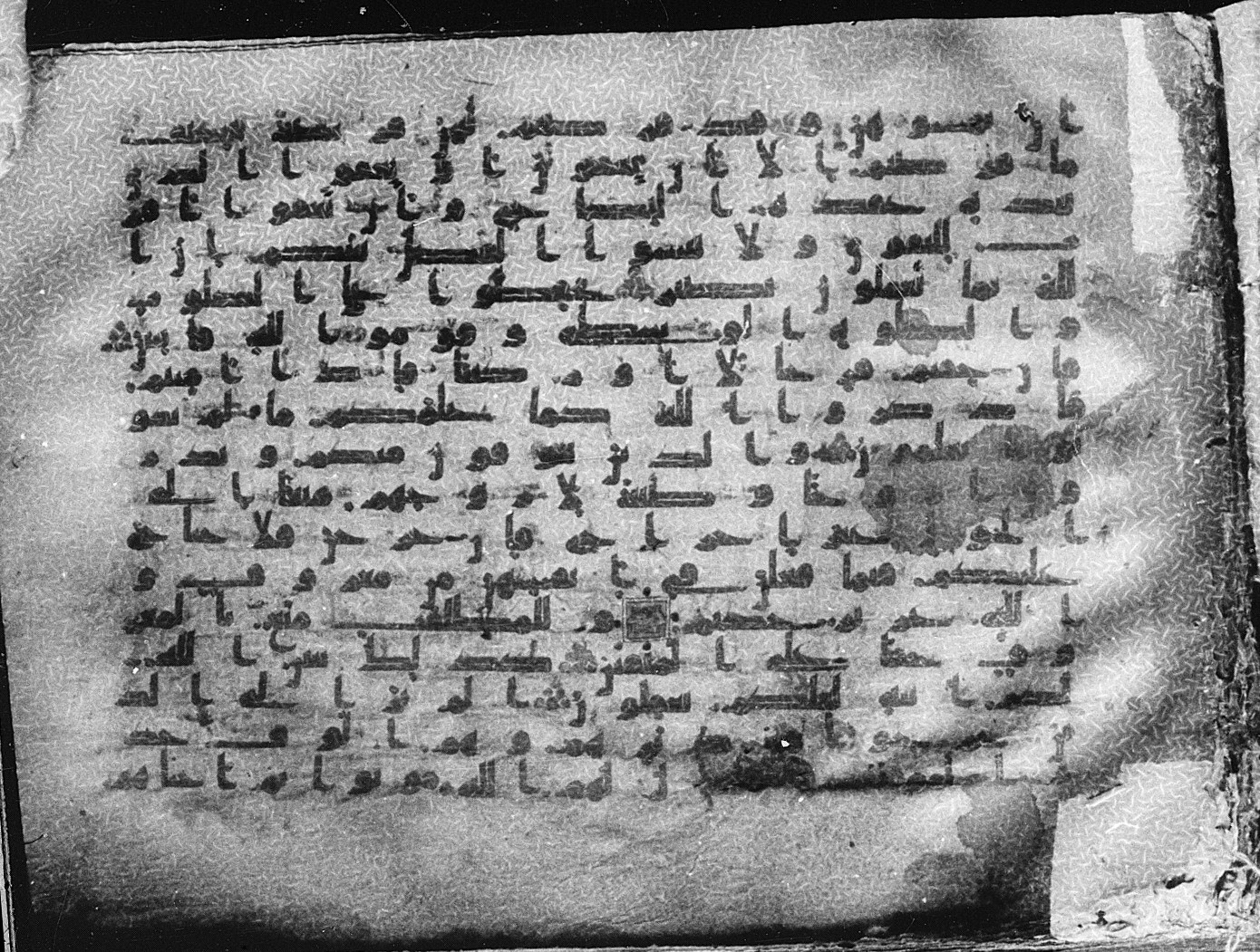 Meknes, Private library of Sherif ʿAbdarraḥmān b. Zīdān, no call number (Scan 1), in kūfī (type C.I) script, showing Surah 2:239 from 8th Century AD found in Meknes, Morocco, currently housed at Private library of Sherif ʿAbdarraḥmān b. Zīdān, Meknes (with fragments in Rabat, Kuwait, and private collections)