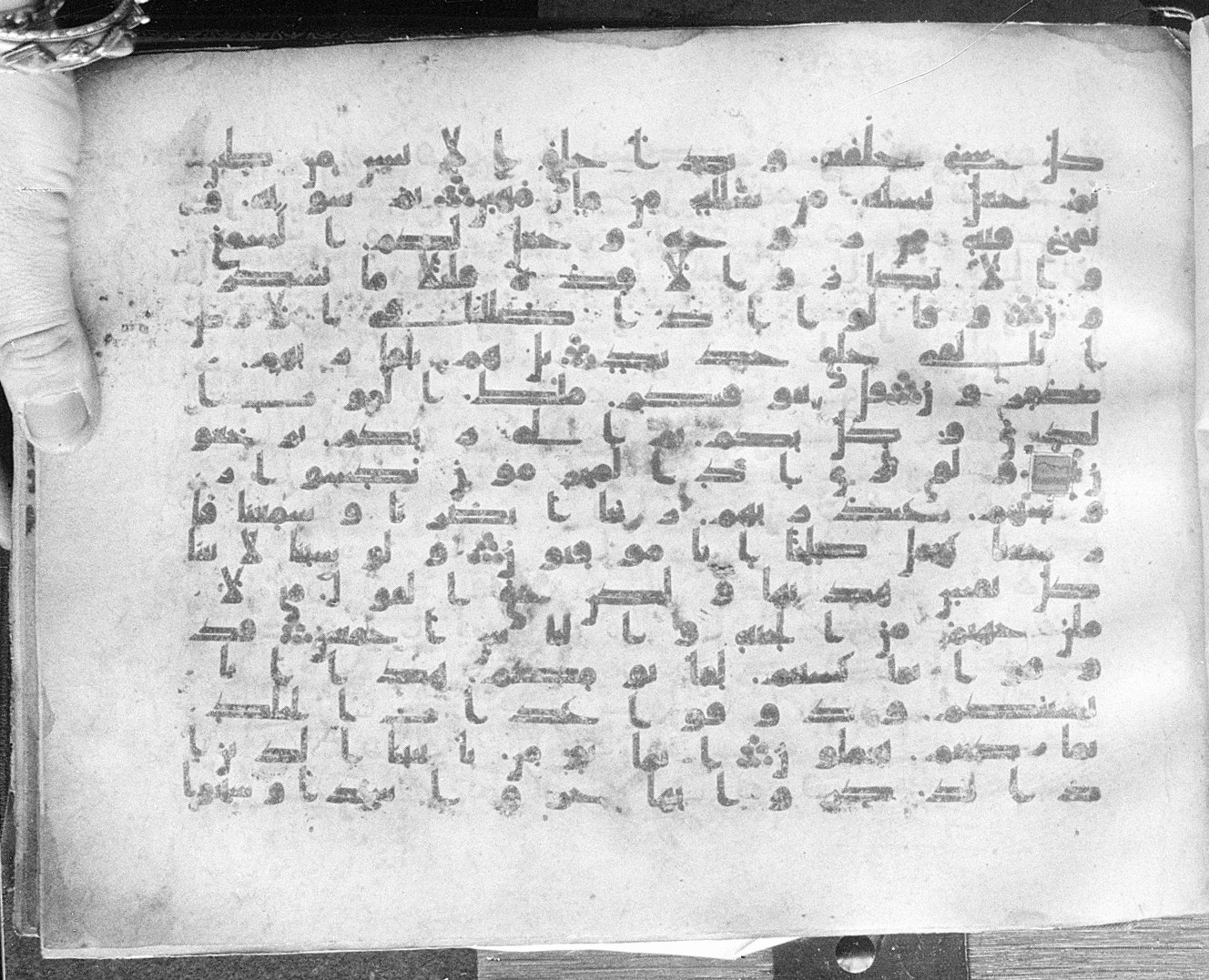 Meknes, Private library of Sherif ʿAbdarraḥmān b. Zīdān, no call number (Scan 3), in kūfī (type C.I) script, showing Surah 32:7 from 8th Century AD found in Meknes, Morocco, currently housed at Private library of Sherif ʿAbdarraḥmān b. Zīdān, Meknes (with fragments in Rabat, Kuwait, and private collections)