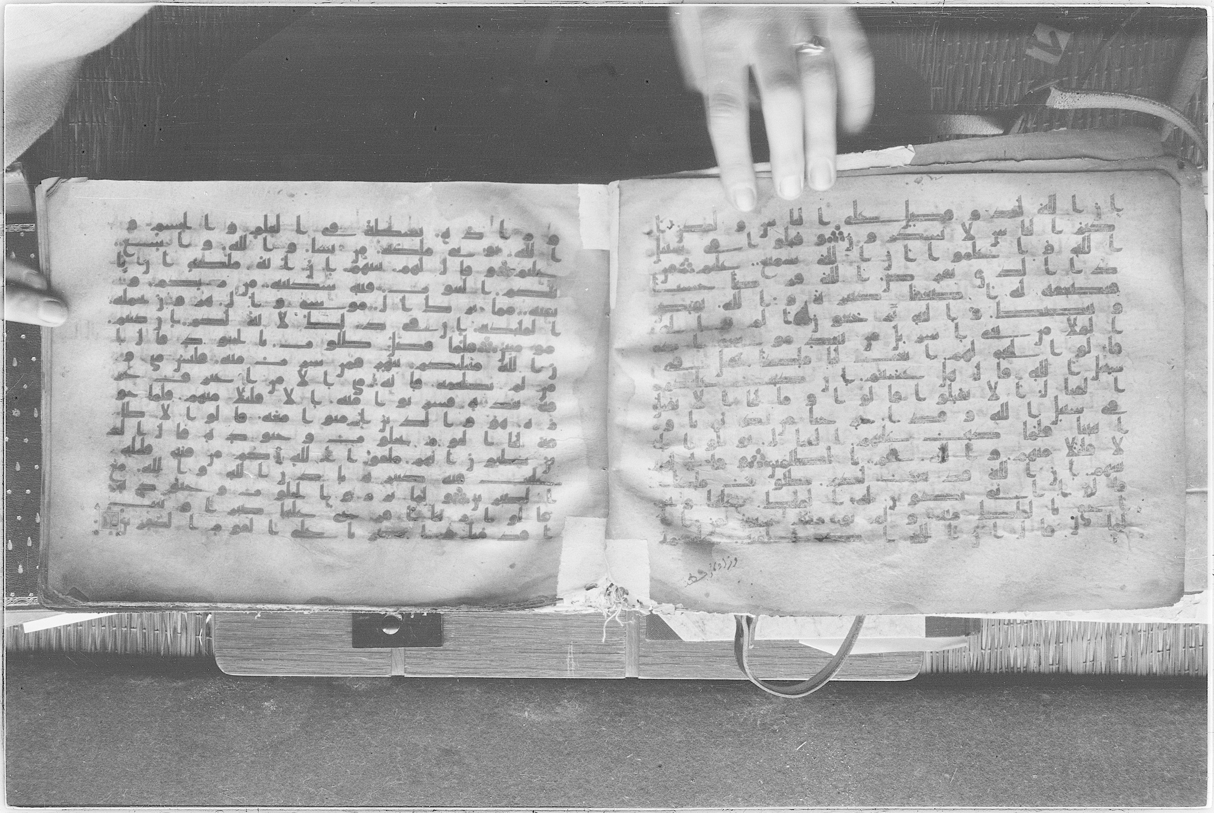 Meknes, Private library of Sherif ʿAbdarraḥmān b. Zīdān, no call number (Scan 4), in kūfī (type C.I) script, showing Surah 2:243 from 8th Century AD found in Meknes, Morocco, currently housed at Private library of Sherif ʿAbdarraḥmān b. Zīdān, Meknes (with fragments in Rabat, Kuwait, and private collections)